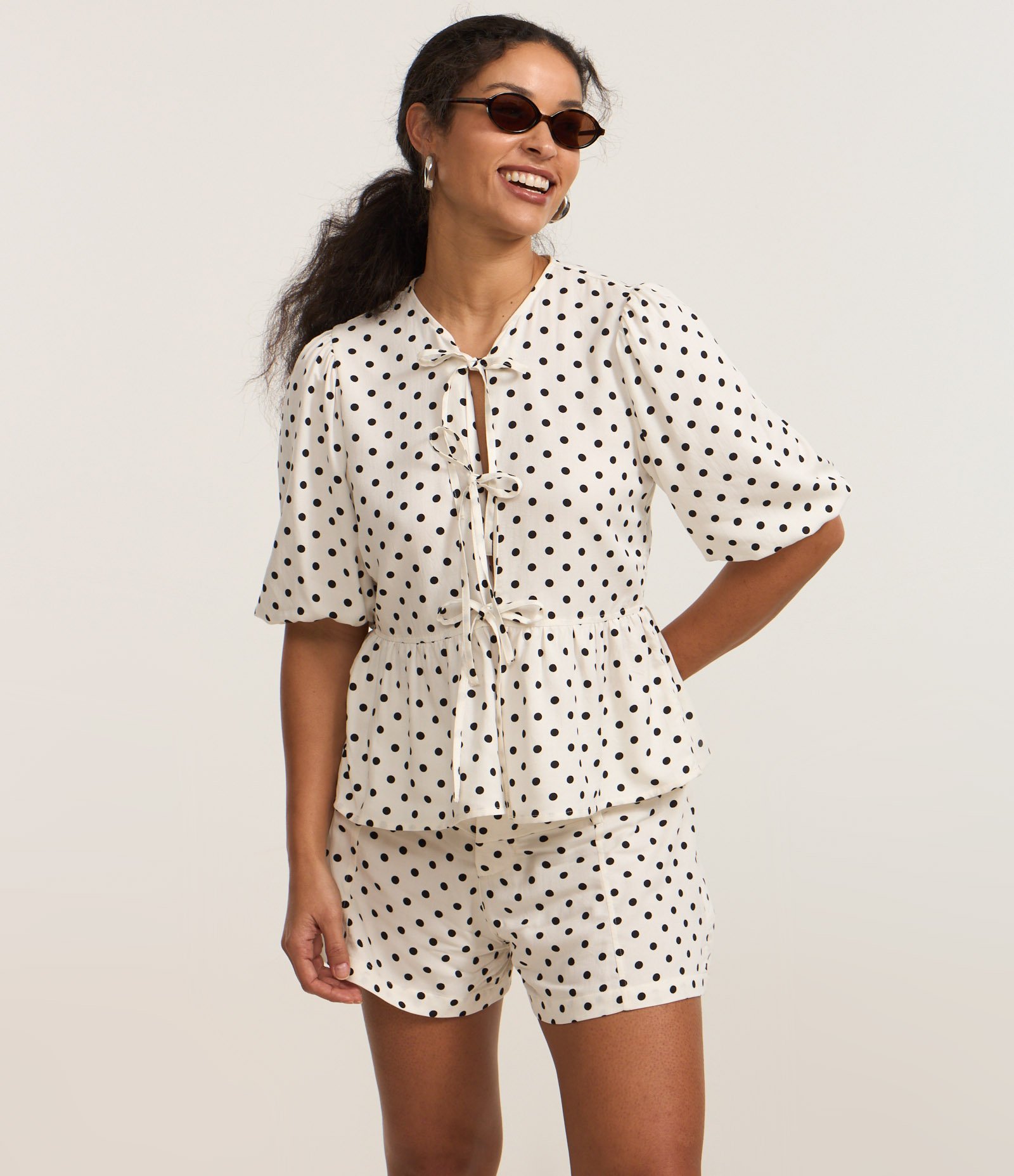 Short Alfaiataria Cós com Pala Larga e Estampa Poá Off White 2