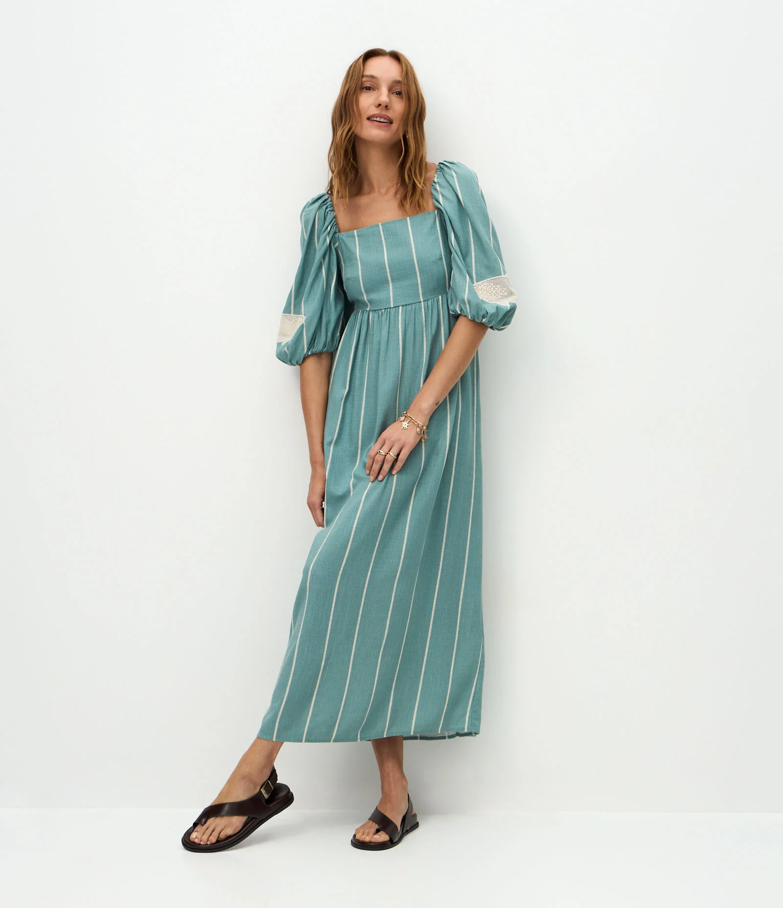 Vestido Longo com Decote Quadrado e Bordado de Peixe Verde 1