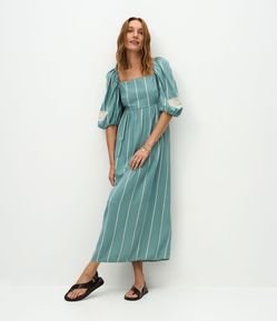 Vestido Longo com Decote Quadrado e Bordado de Peixe