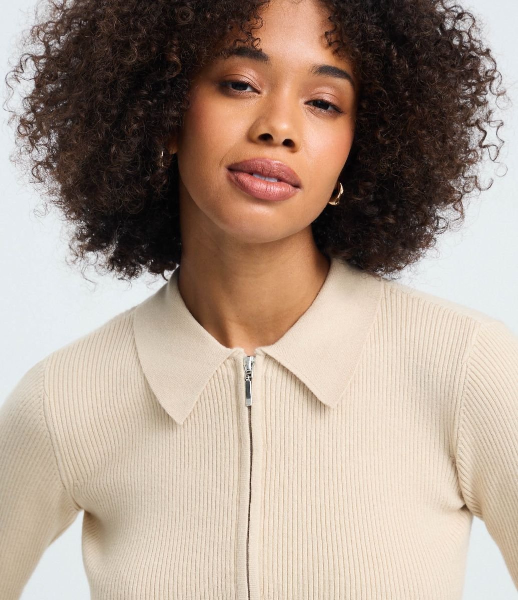 Blusa Manga Longa em Tricô Texturizado com Zíper Frontal Bege