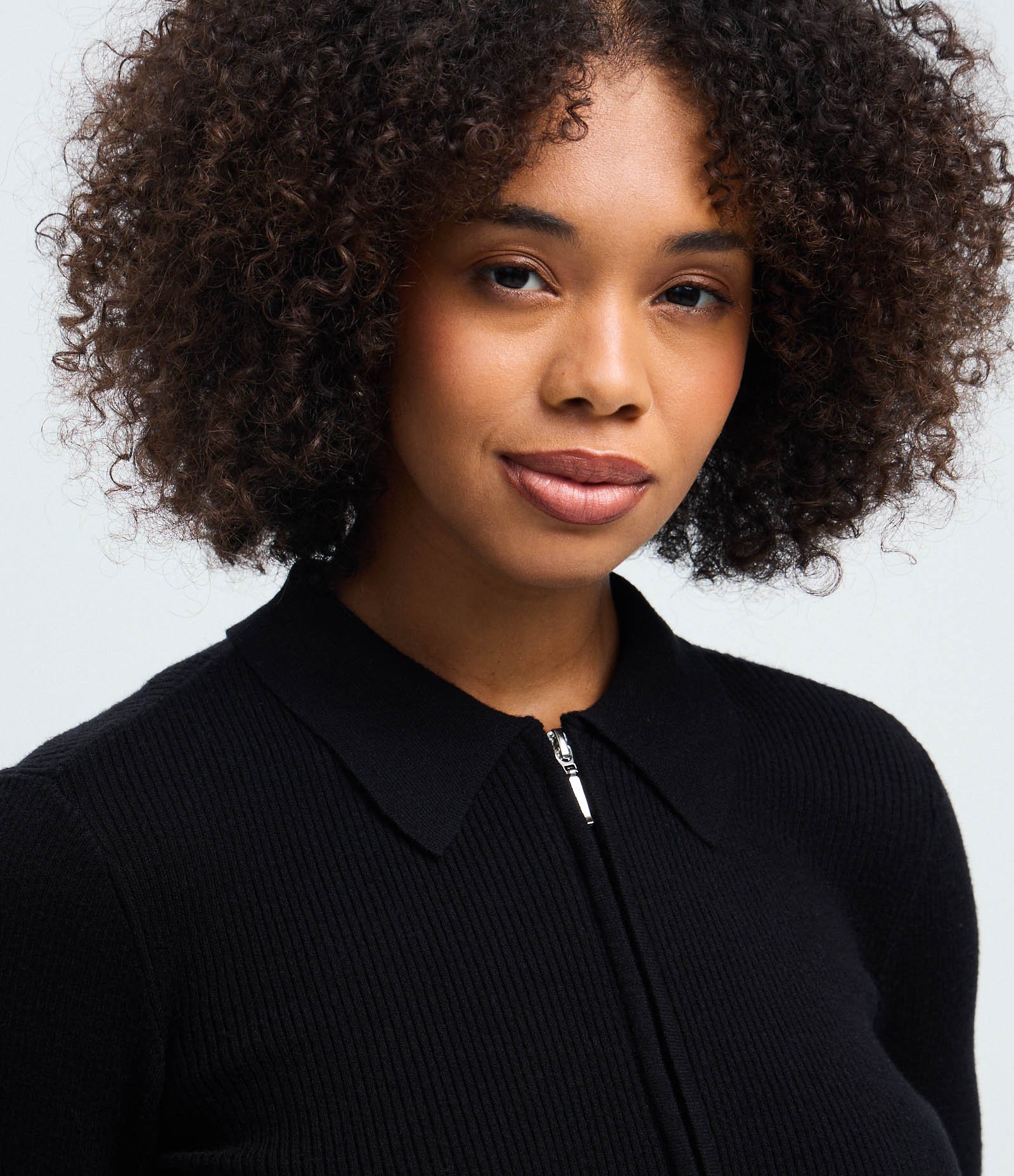 Blusa Manga Longa em Tricô Texturizado com Zíper Frontal Preto