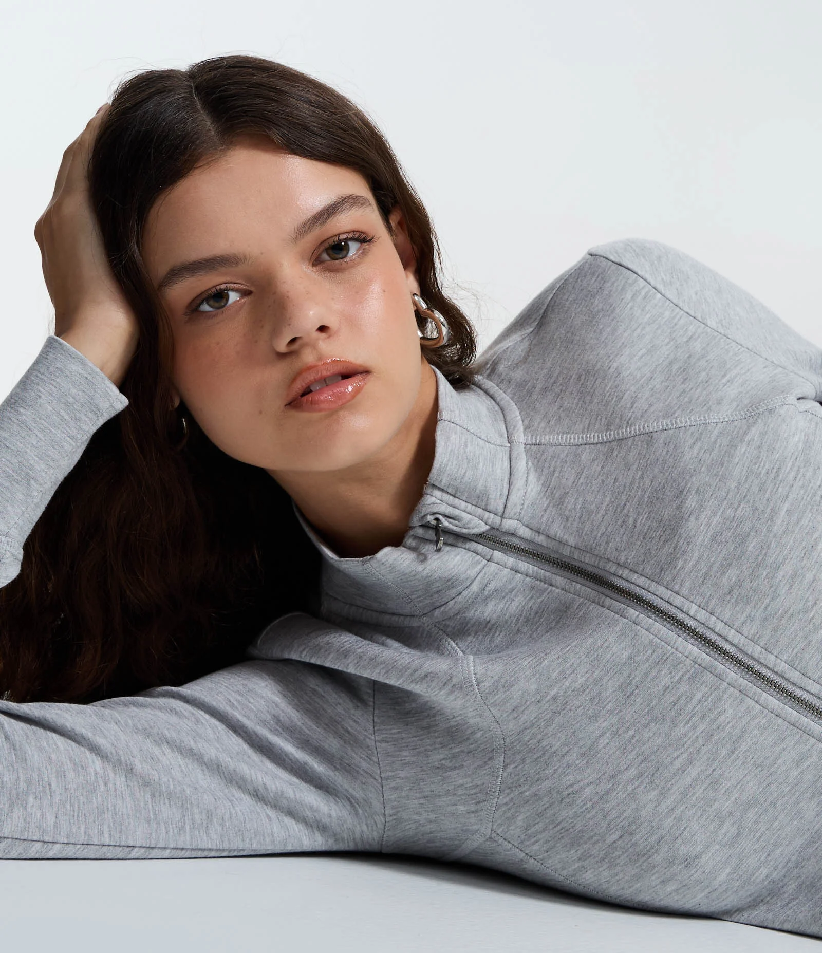 Casaco em Modal com Recortes e Fechamento por Zíper Cinza 1