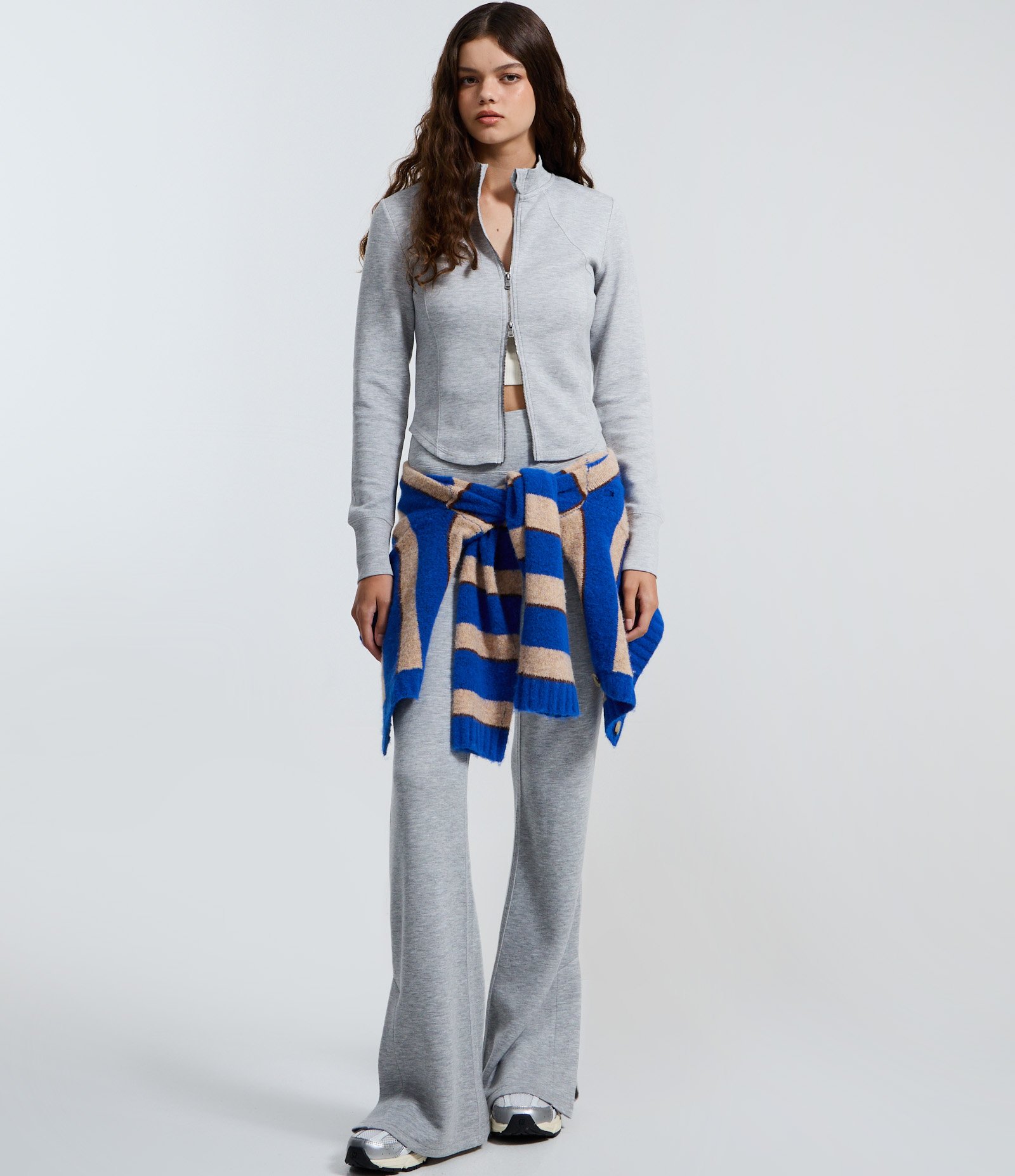 Casaco em Modal com Recortes e Fechamento por Zíper Cinza 2