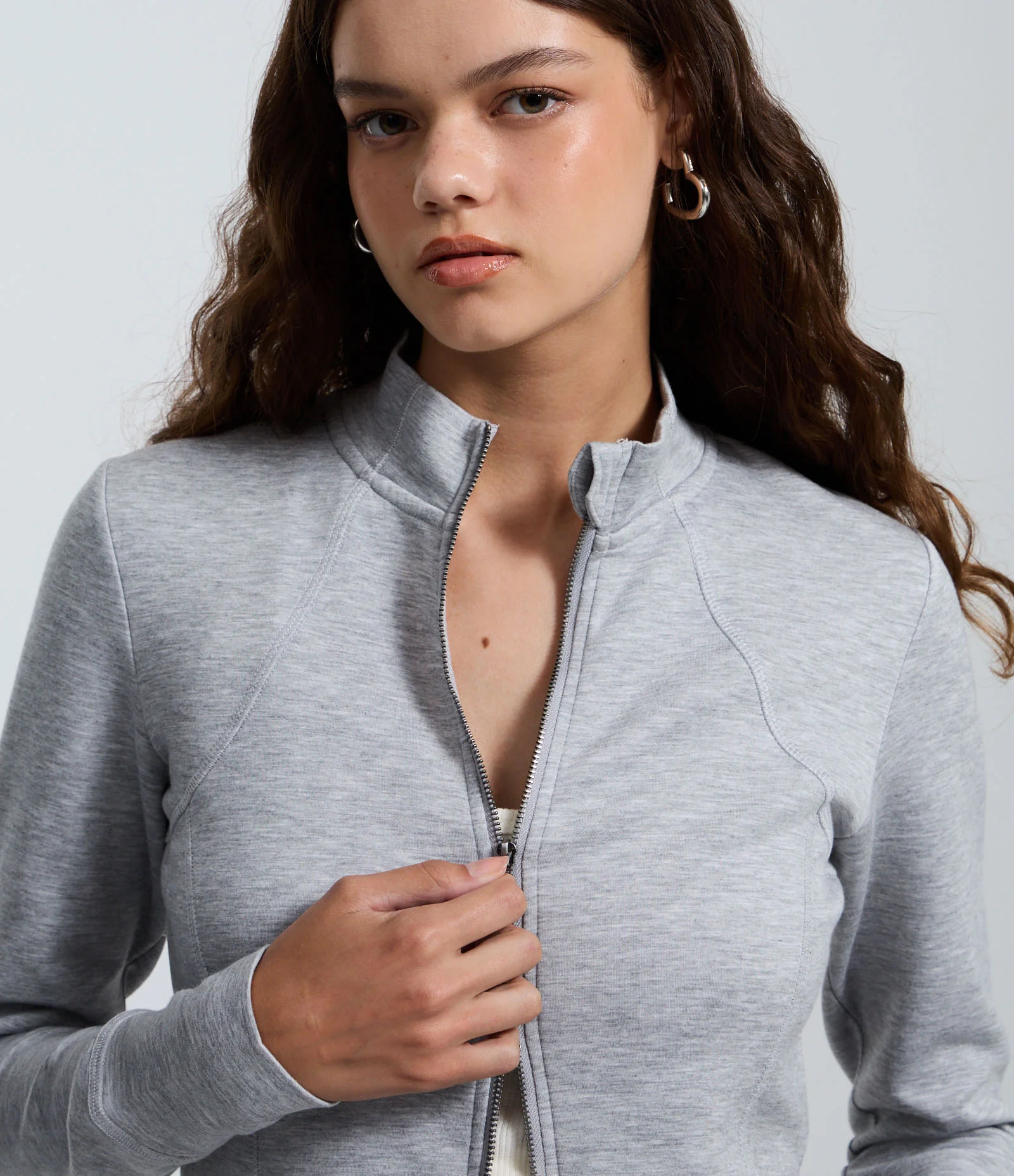 Casaco em Modal com Recortes e Fechamento por Zíper Cinza 4