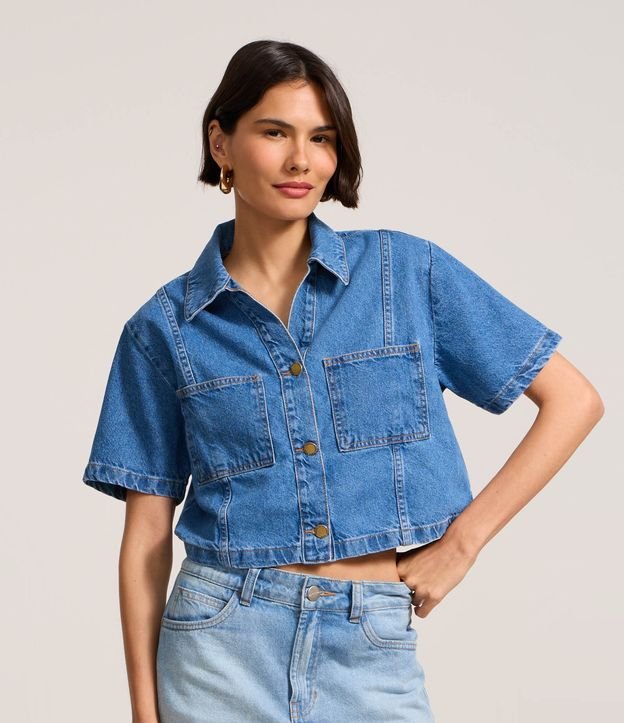 Camisa Cropped em Jeans com Recortes