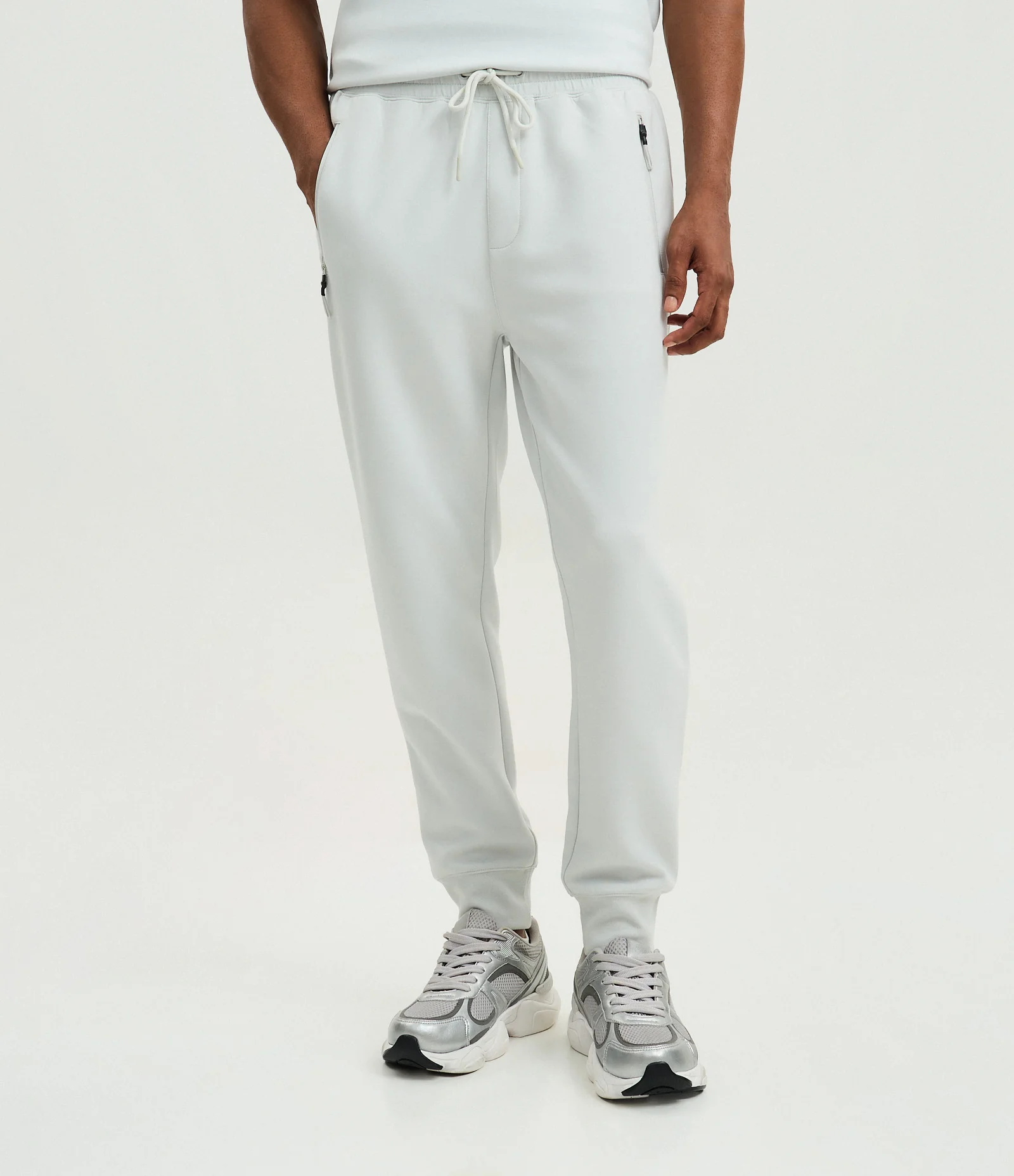 Calça Jogger Esportiva em Moletom Tecnológico Cinza Claro 2