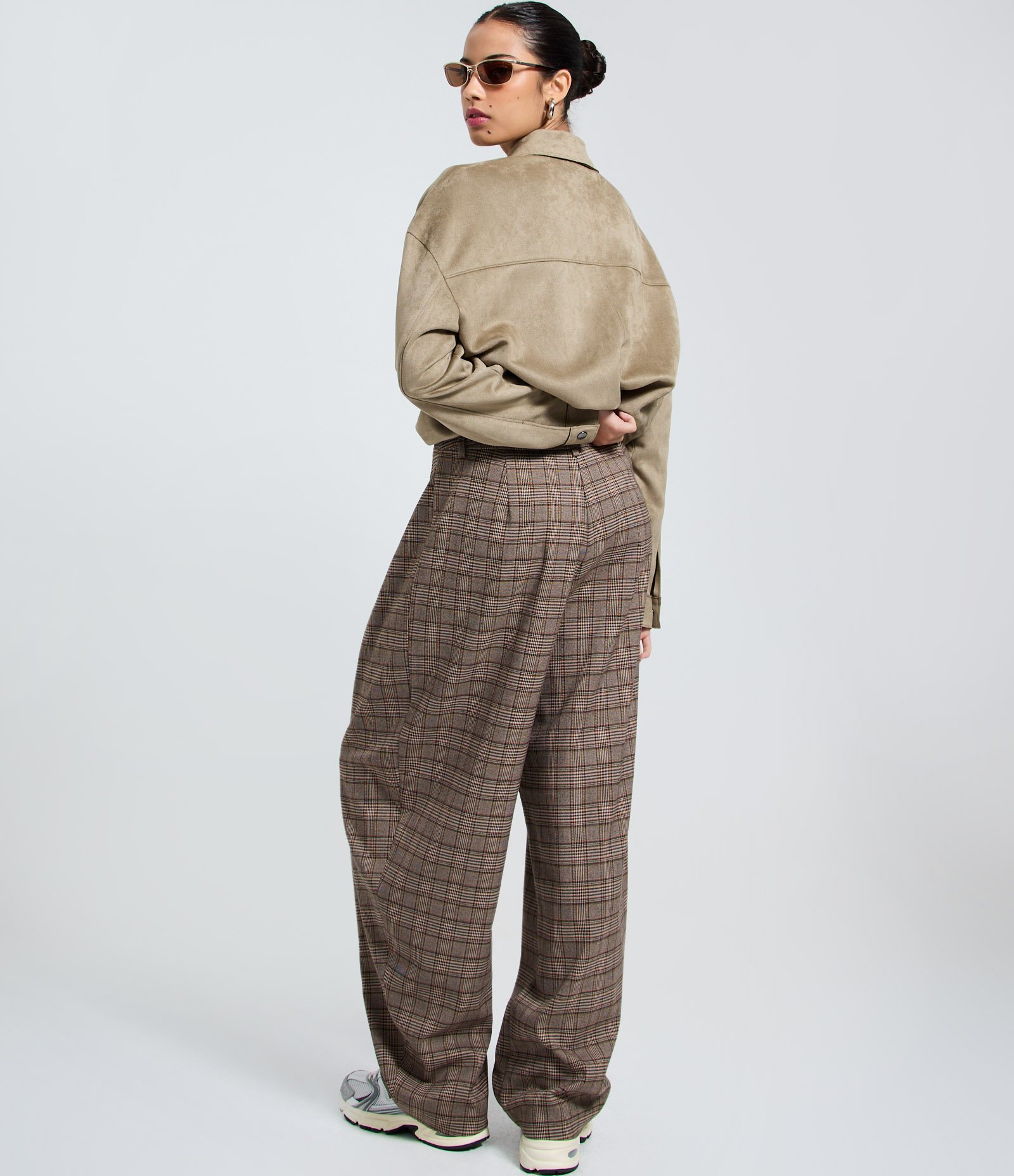 Calça Barrel em Alfaiataria com Estampa Xadrez Bege 3