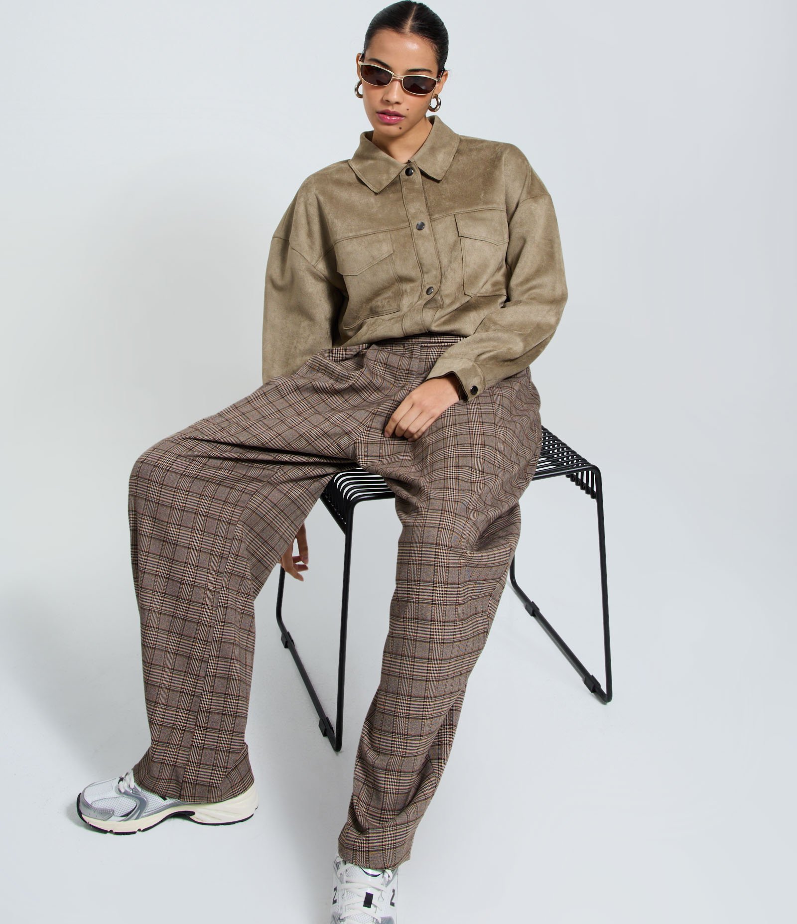 Calça Barrel em Alfaiataria com Estampa Xadrez Bege 4