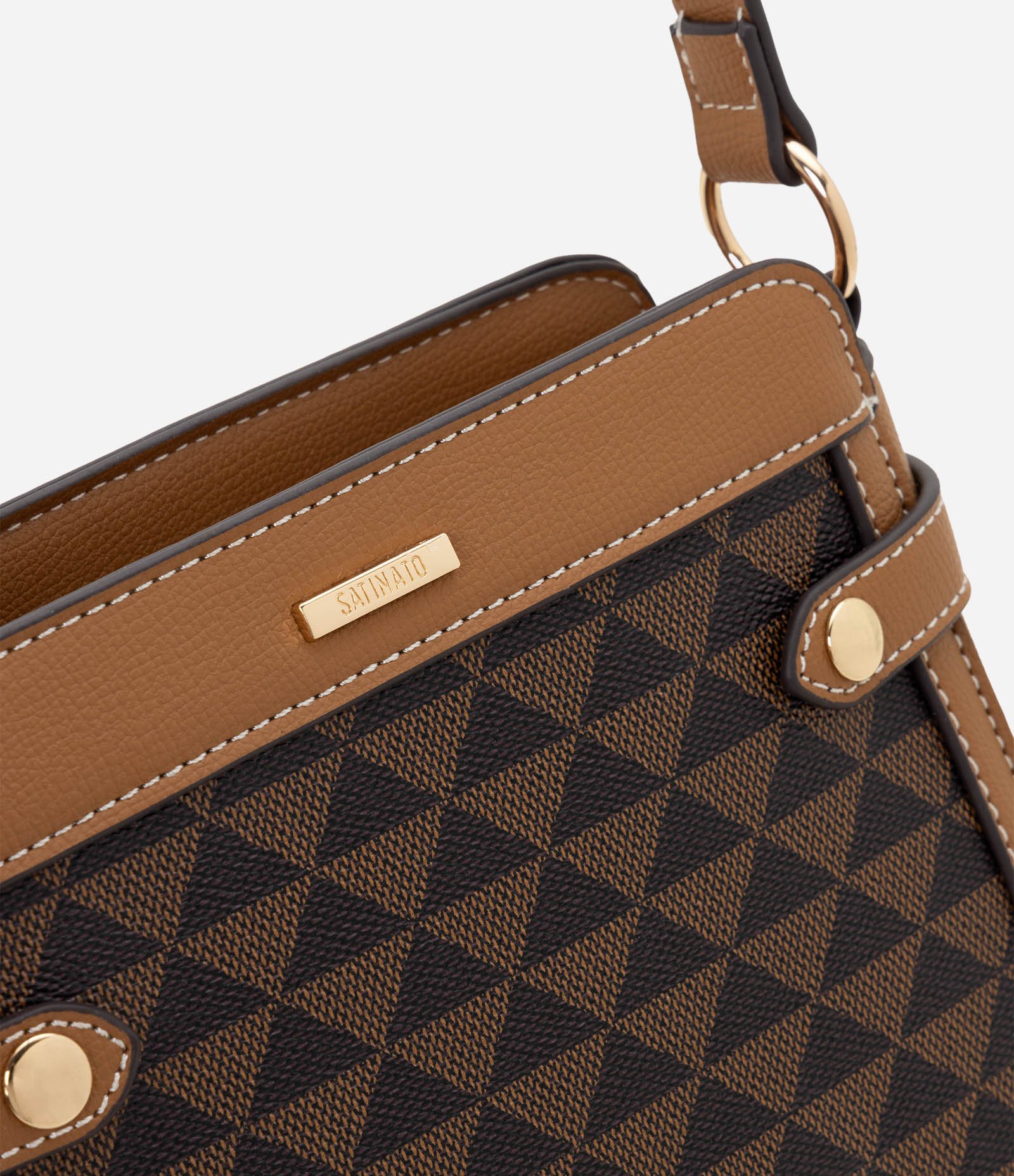 Bolsa Postman Média em PU com Estampa de Triângulos Marrom 4