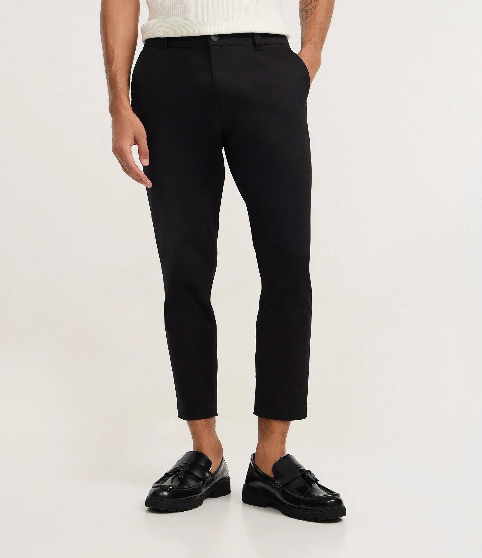 Calça Slim em Sarja Cós com Passantes e Bolso Preto 2