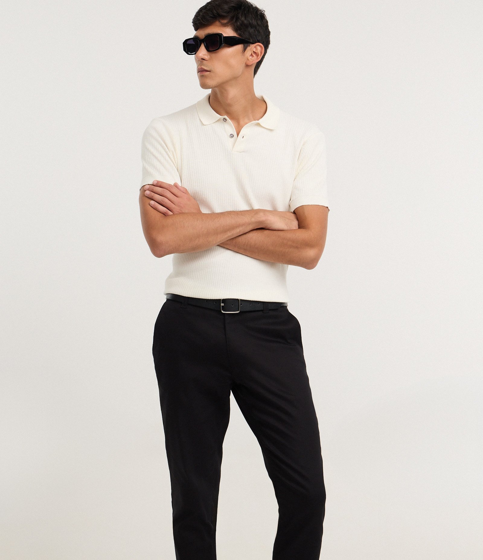 Calça Slim em Sarja Cós com Passantes e Bolso Preto 4