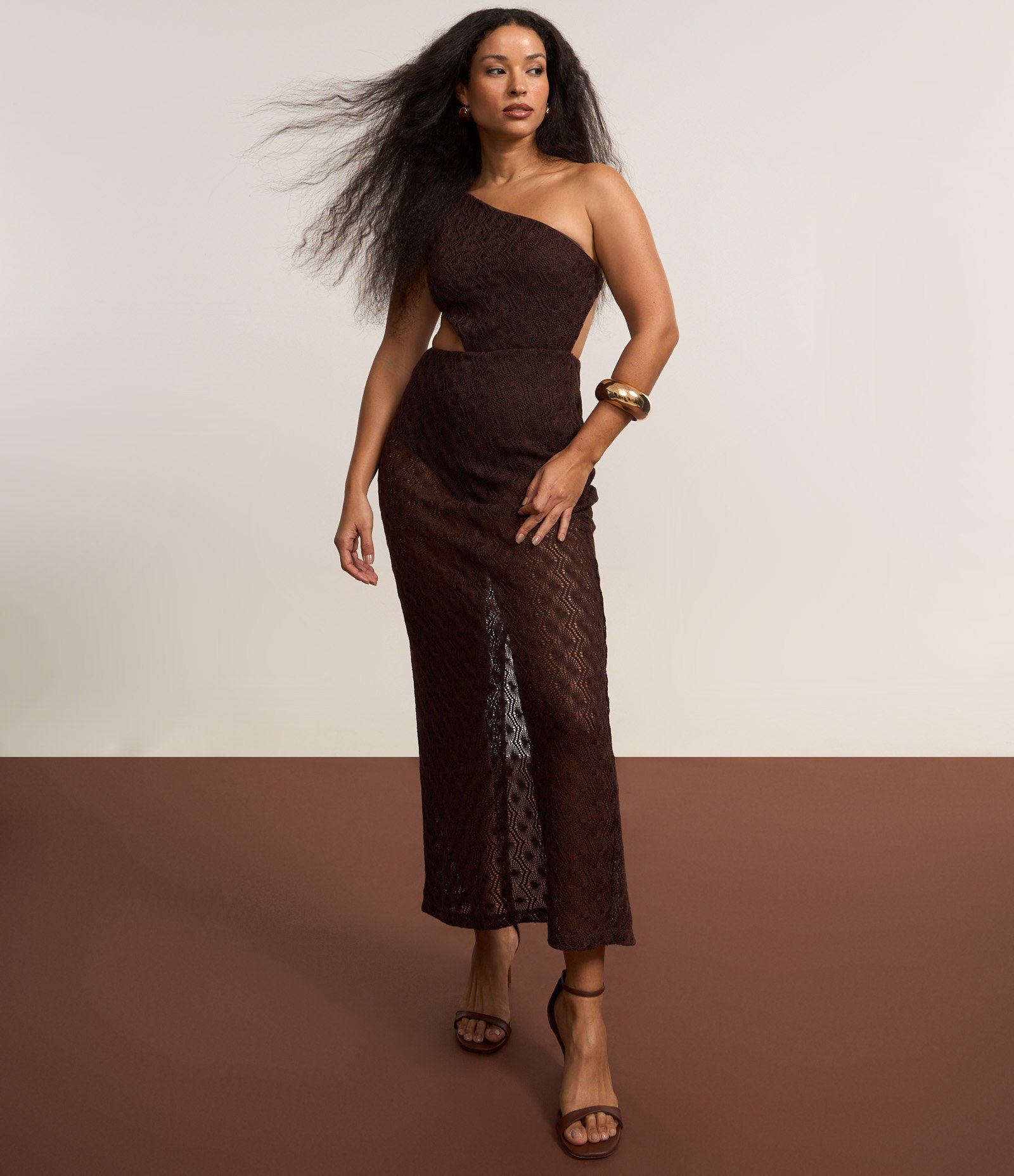 Vestido New Midi em Renda com Ombro Só e Sobreposição Marrom 4