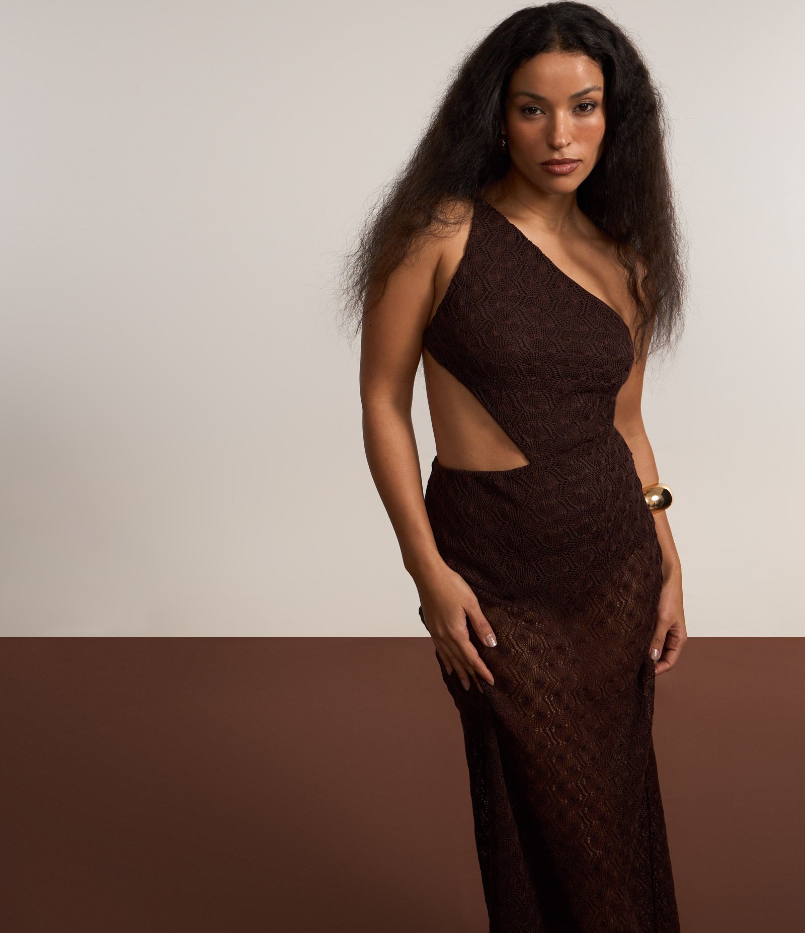 Vestido New Midi em Renda com Ombro Só e Sobreposição Marrom 5