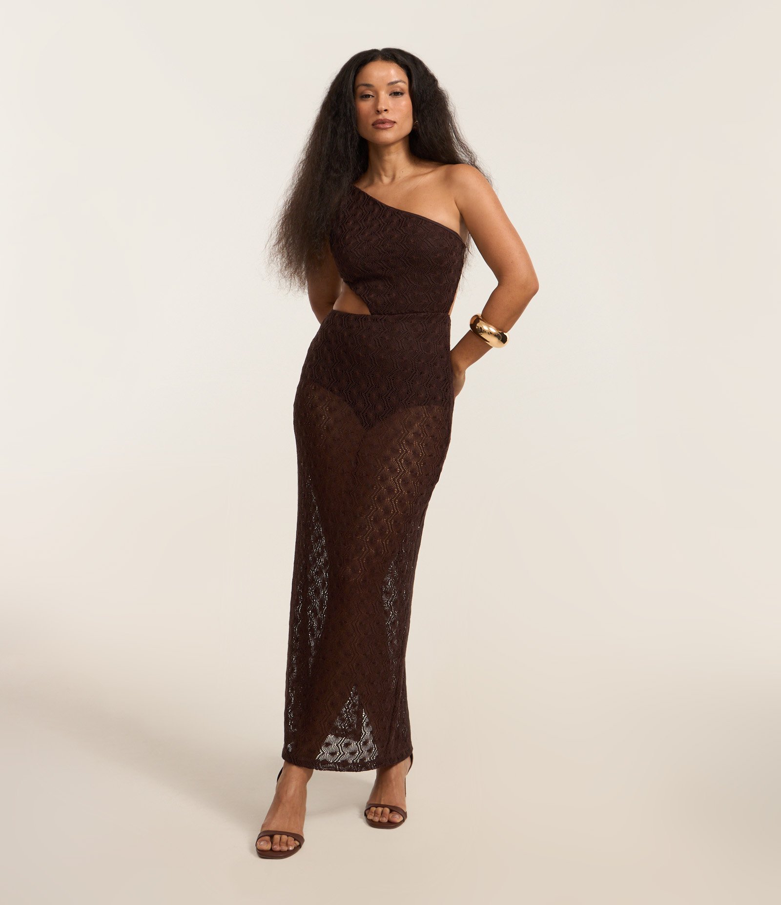 Vestido New Midi em Renda com Ombro Só e Sobreposição Marrom 1