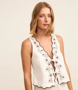 Colete em Tricoline com Bordado Floral e Amarração Frontal