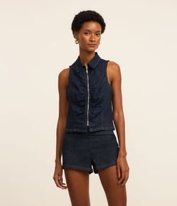 Colete em Jeans com Zíper e Detalhe Drapeado
