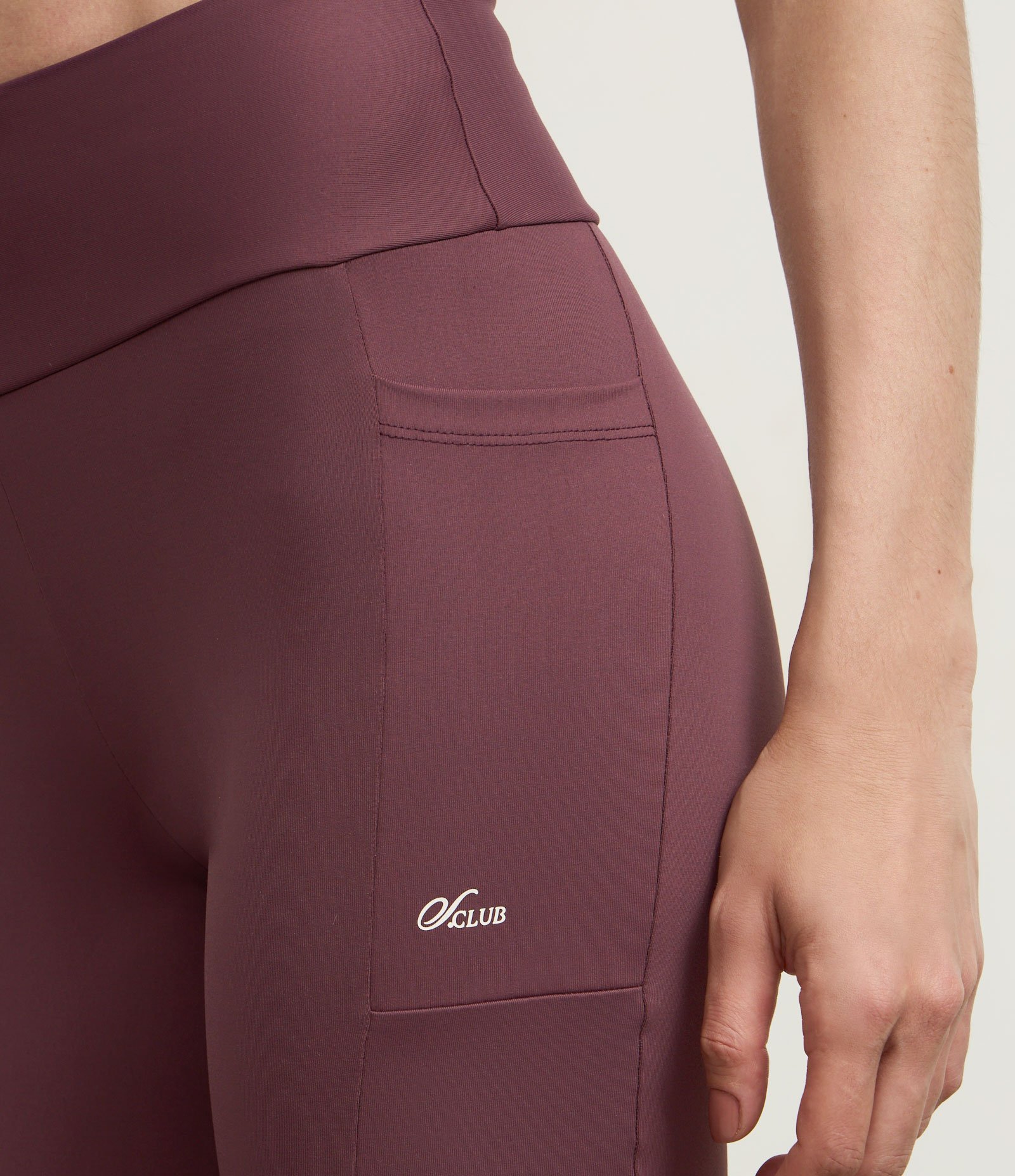 Bermuda Esportiva em Microfibra com Bolso Marrom 3