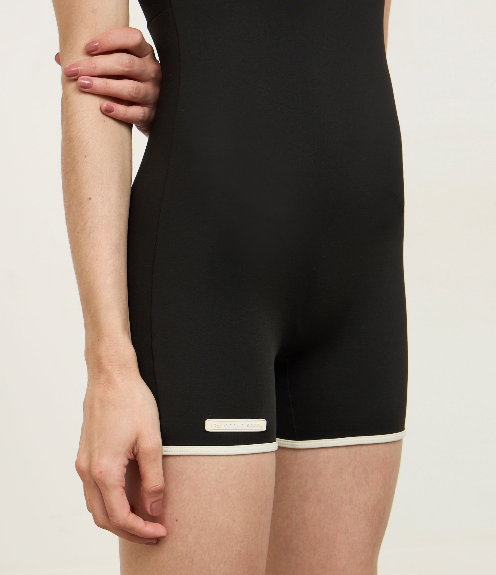 Macaquinho Esportivo sem Manga com Zíper Traseiro Alongado Preto 6