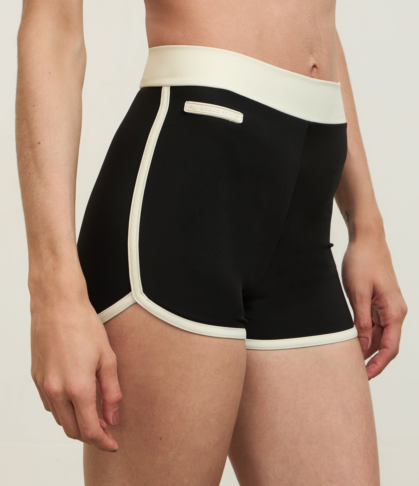 Bermuda Esportiva em Microfibra com Viés Contrastantes Preto 2