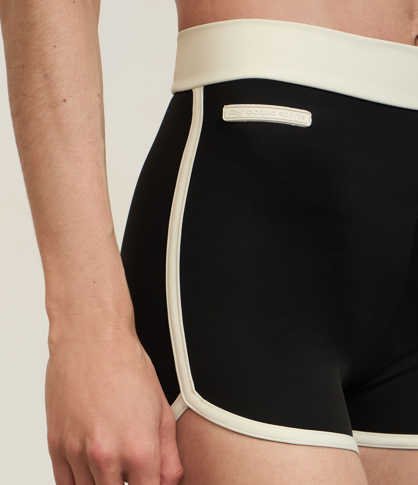 Bermuda Esportiva em Microfibra com Viés Contrastantes Preto 3