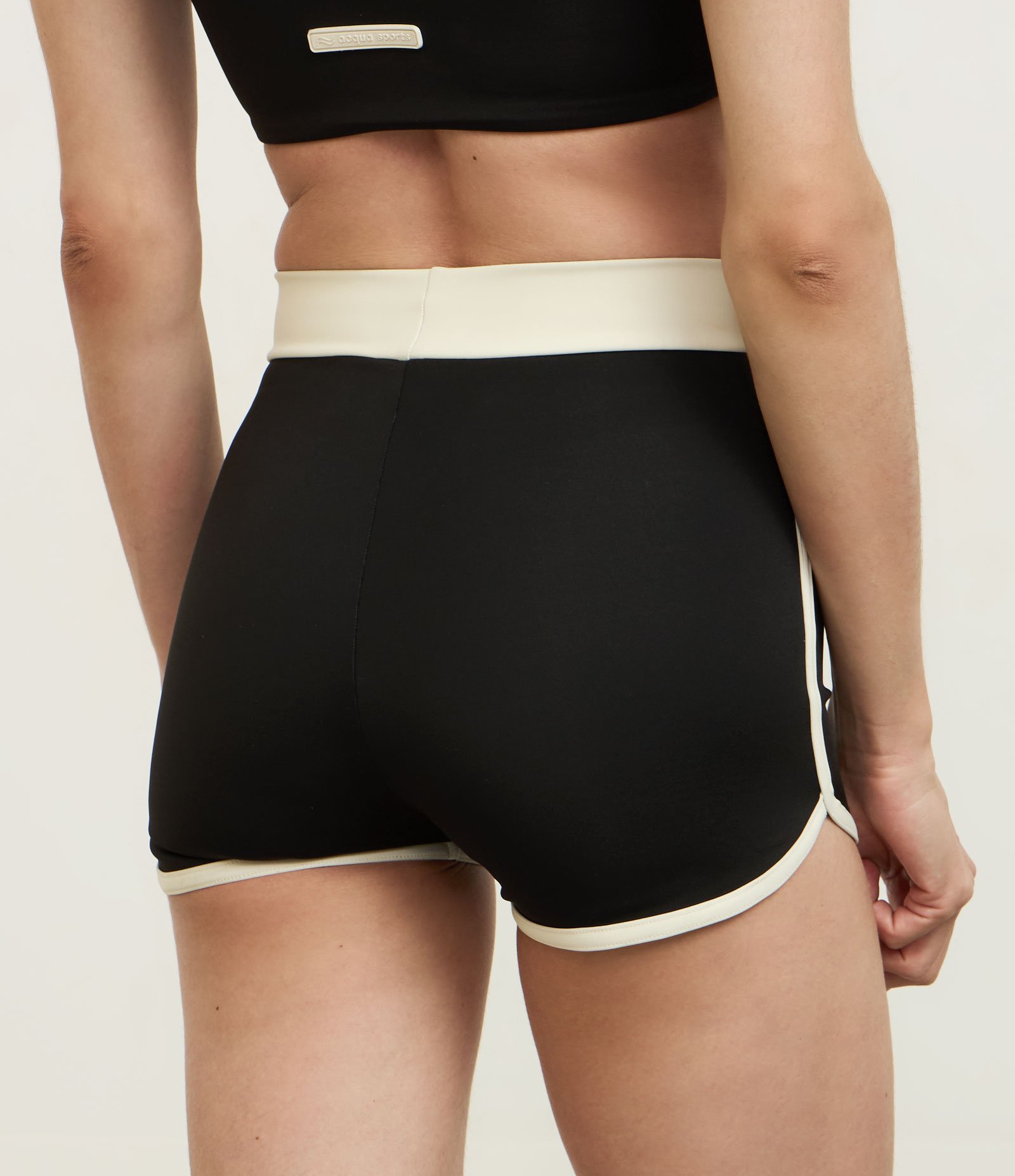 Bermuda Esportiva em Microfibra com Viés Contrastantes Preto 4