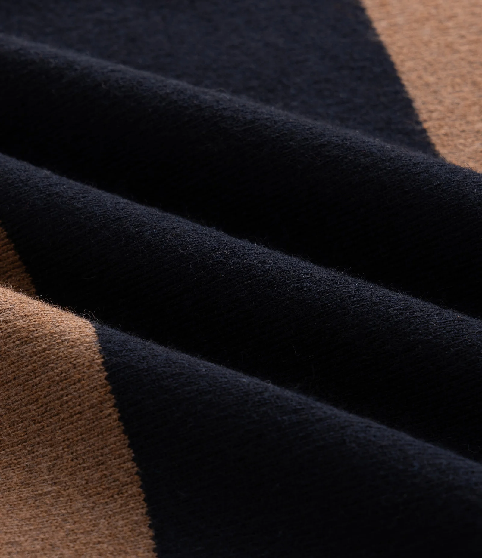 Blusão Listrado com Gola em V Preto 3