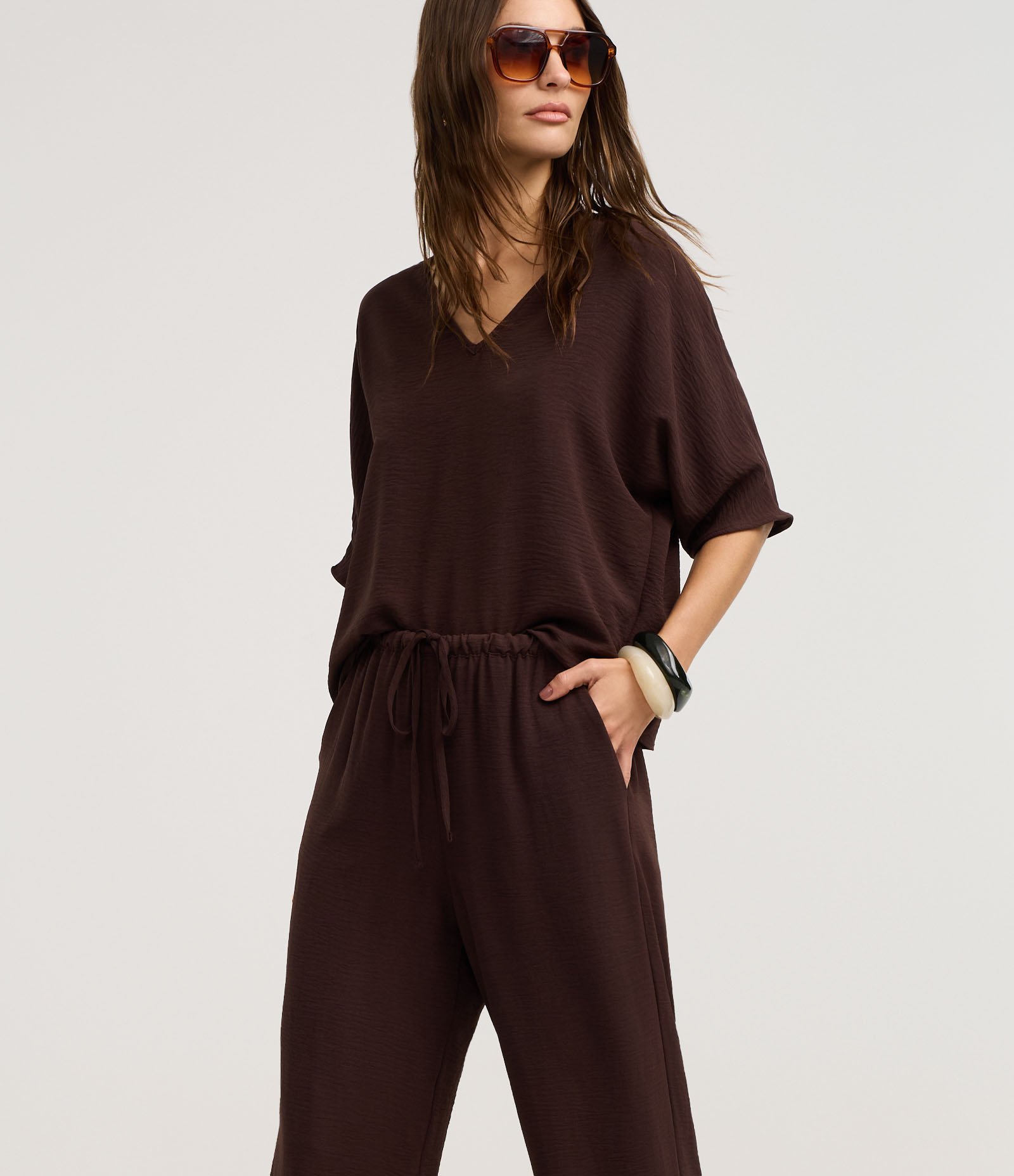 Calça Reta Cintura Alta em Airflow com Amarração no Cós Marrom 2