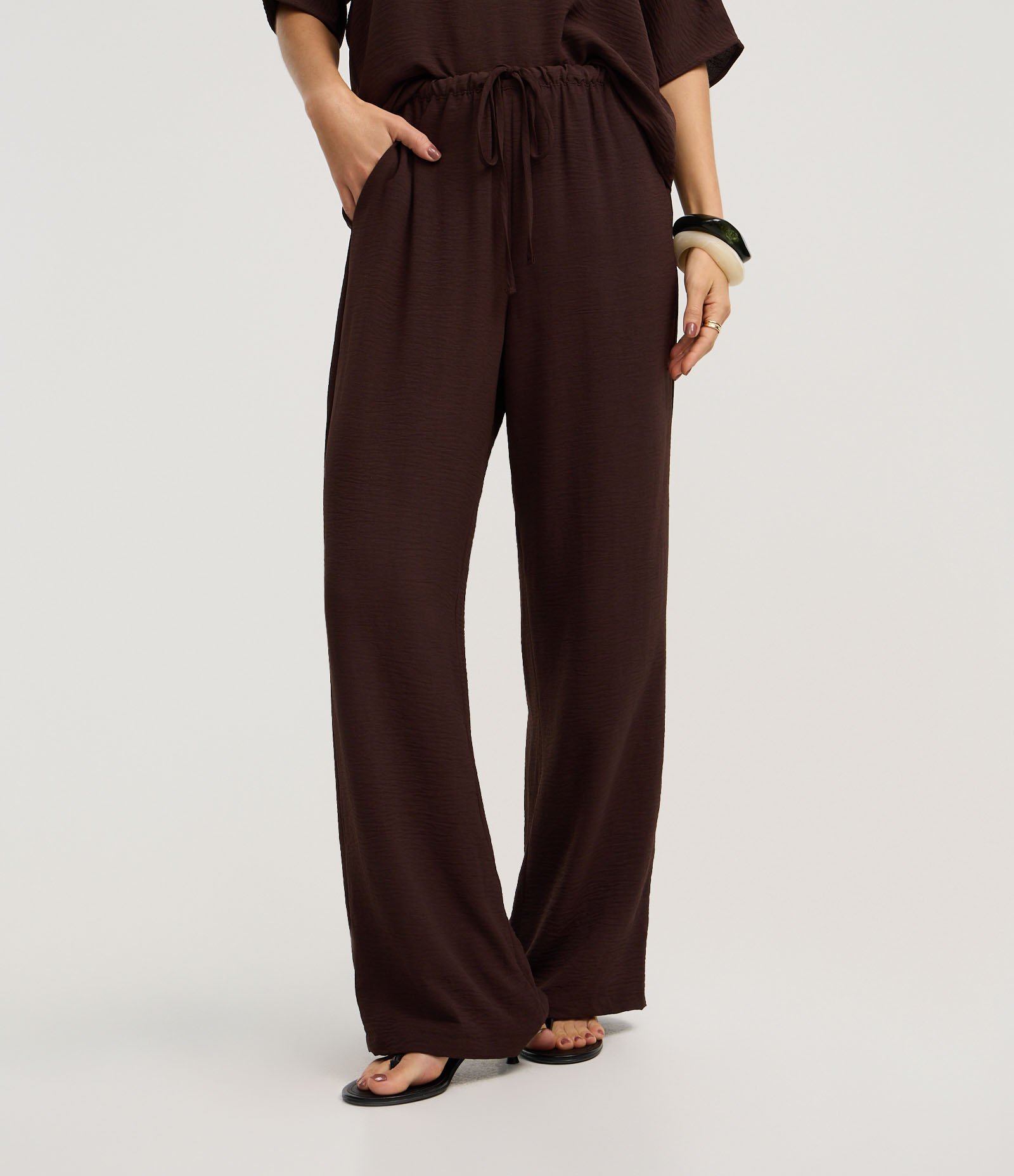 Calça Reta Cintura Alta em Airflow com Amarração no Cós Marrom 3