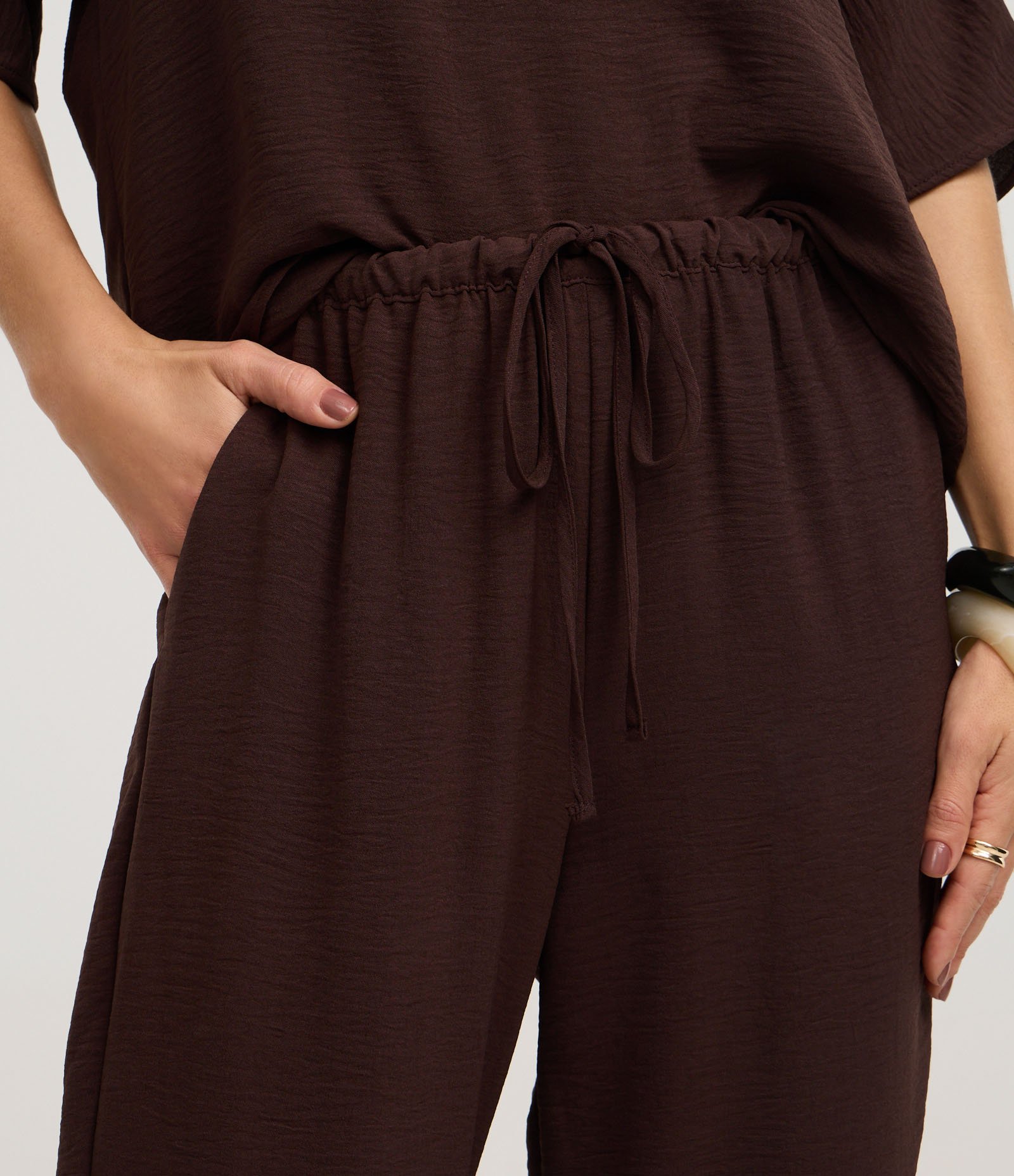 Calça Reta Cintura Alta em Airflow com Amarração no Cós Marrom 4