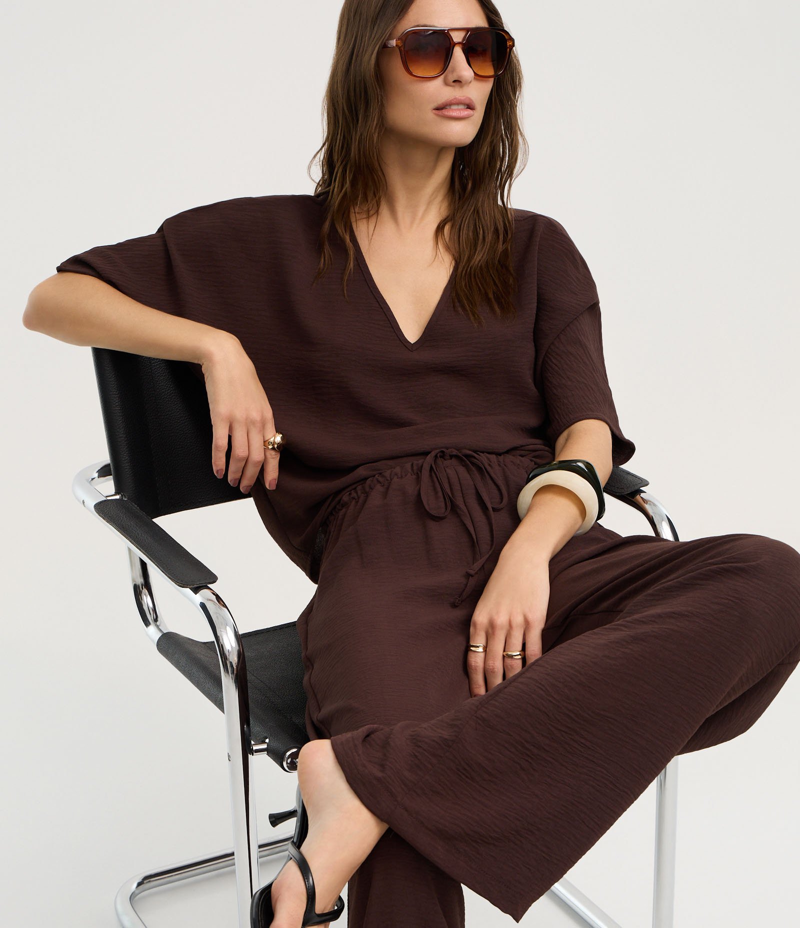 Calça Reta Cintura Alta em Airflow com Amarração no Cós Marrom 5