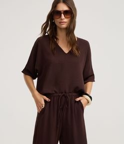 Blusa em Airflow com Decote V e Mangas Amplas