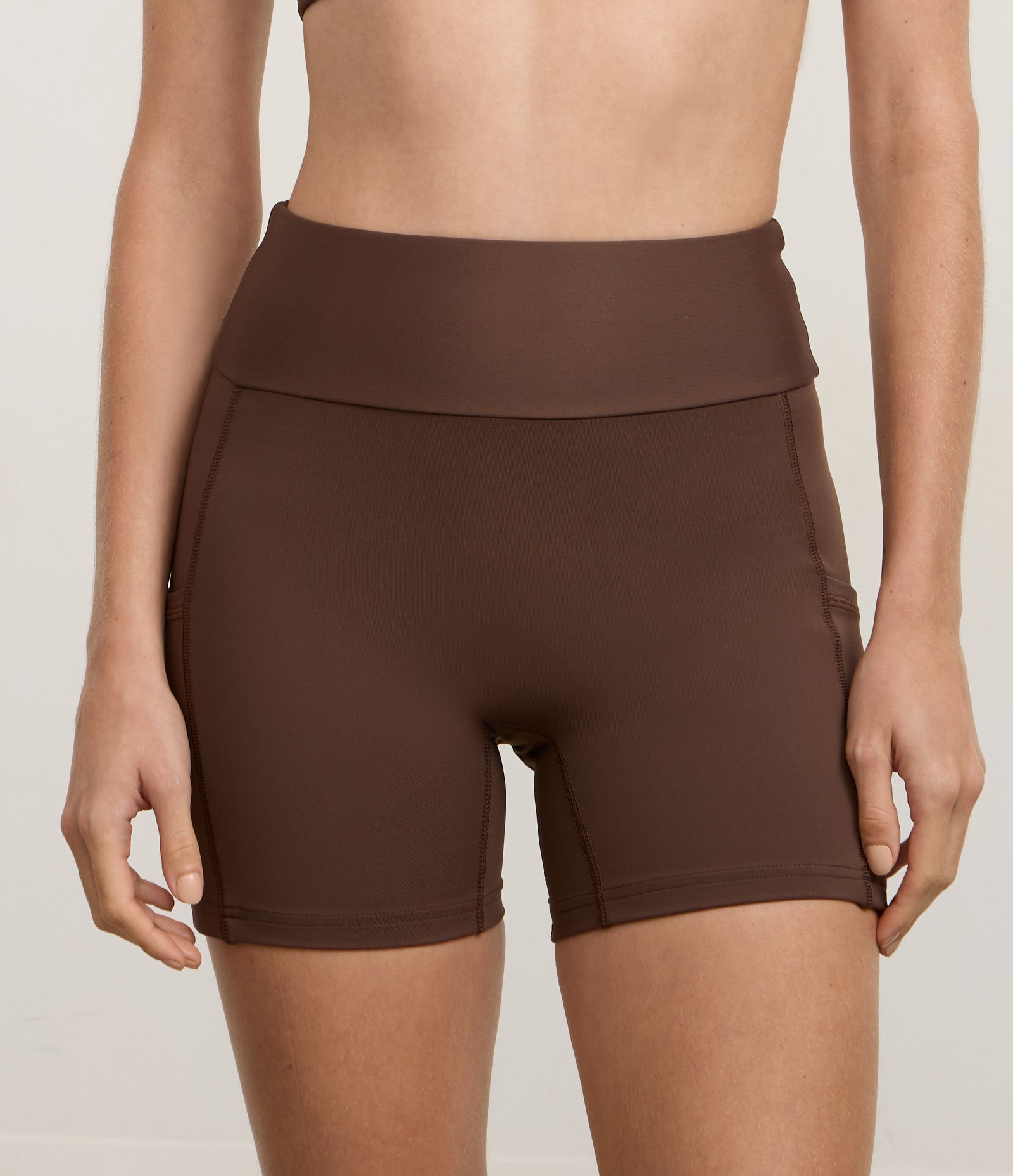 Bermuda Esportiva com Cós Largo e Bolso Lateral Marrom 2