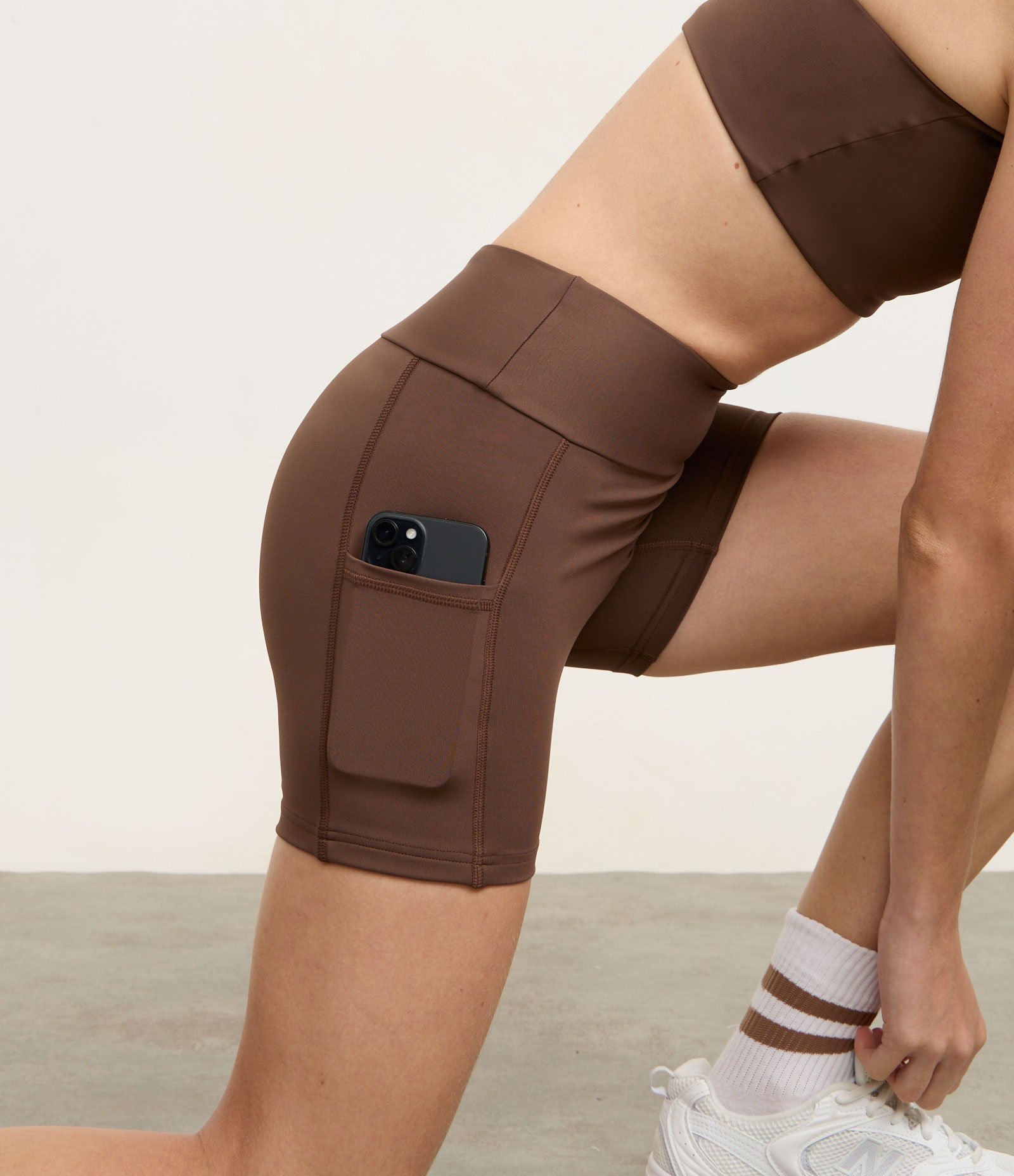 Bermuda Esportiva com Cós Largo e Bolso Lateral Marrom 3