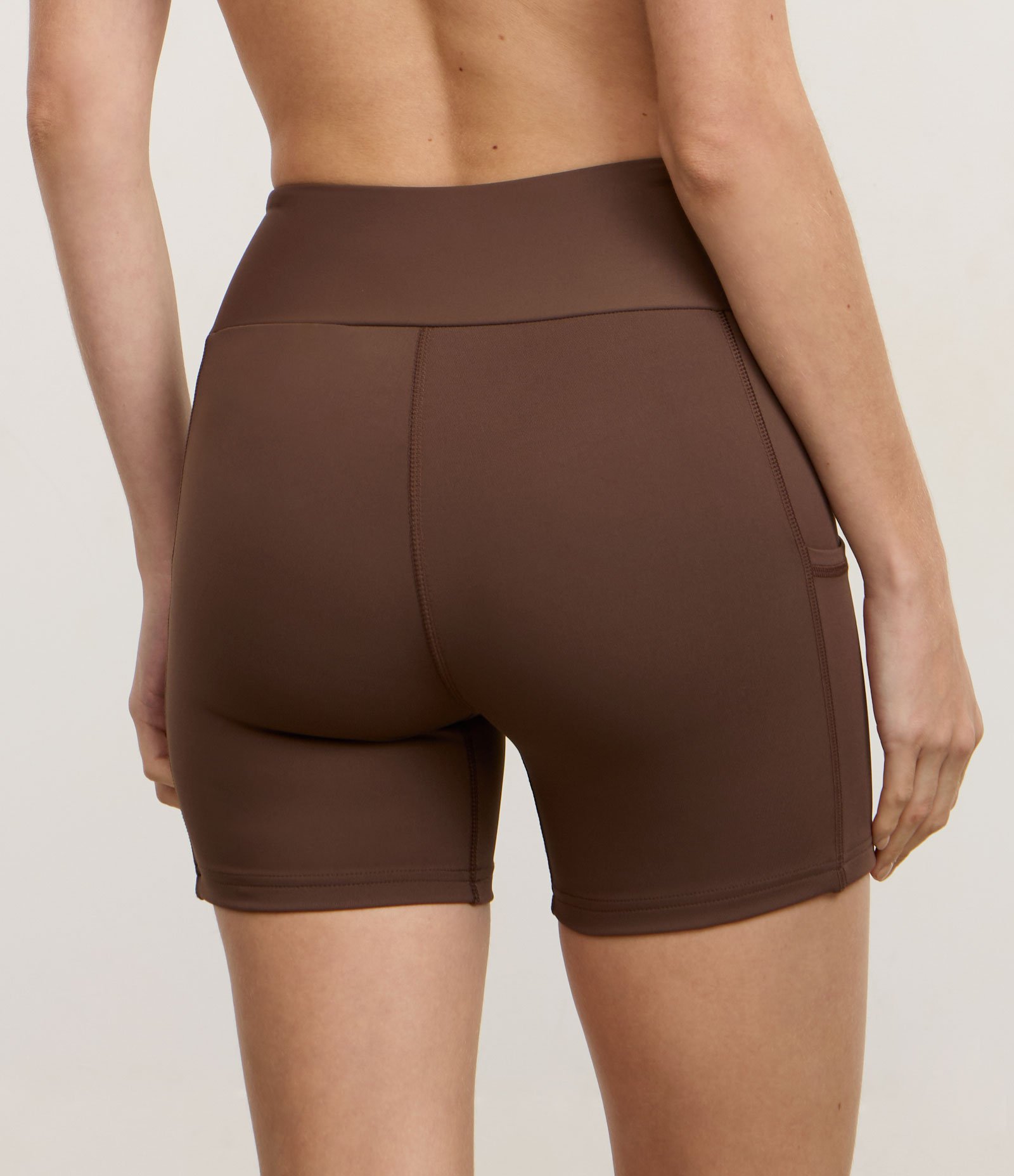Bermuda Esportiva com Cós Largo e Bolso Lateral Marrom 4
