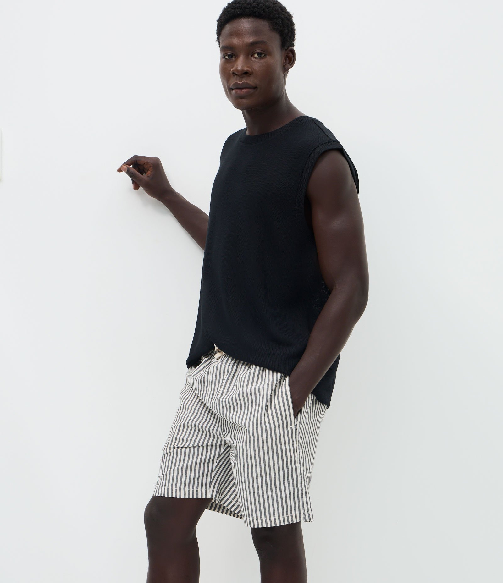 Bermuda em Sarja com Cós Elástico e Listras Azul/Branco 1