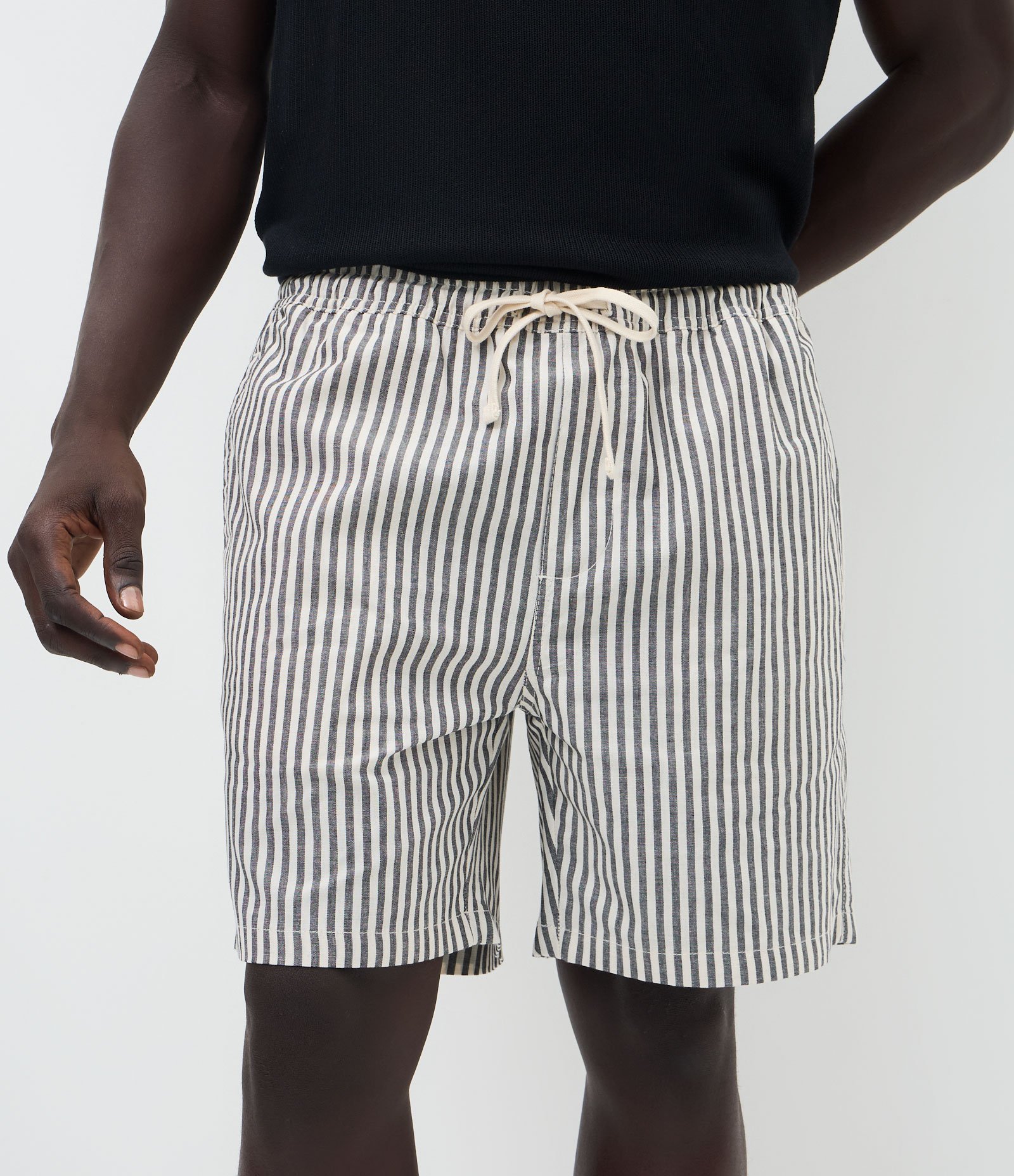 Bermuda em Sarja com Cós Elástico e Listras Azul/Branco 2