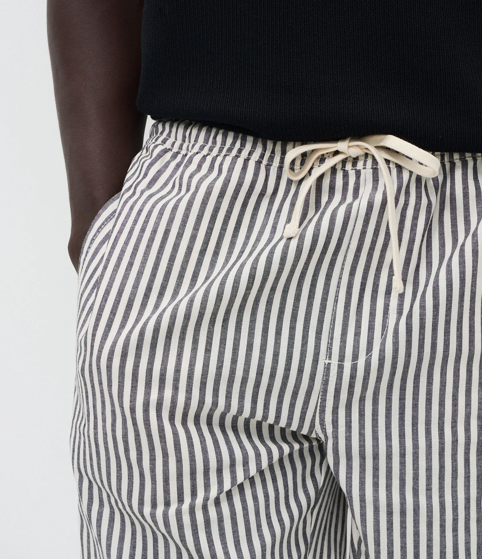 Bermuda em Sarja com Cós Elástico e Listras Azul/Branco 3