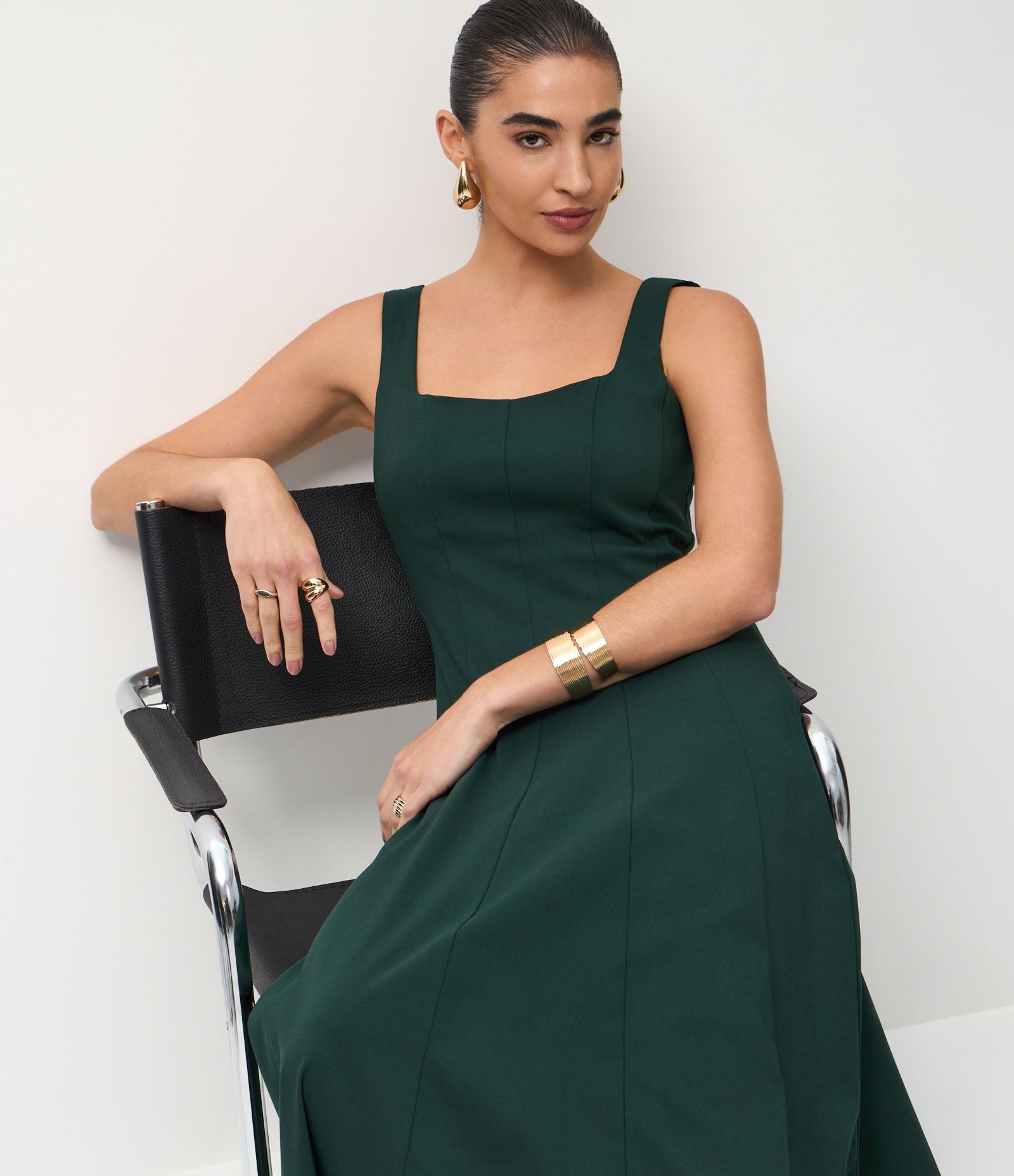 Vestido Evasê Midi em Viscose com Decote Quadrado e Recortes Verde Escuro 4