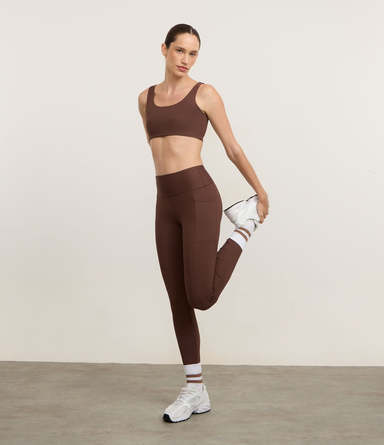 Calça Legging Esportiva com Bolsos Laterais Marrom Escuro 1