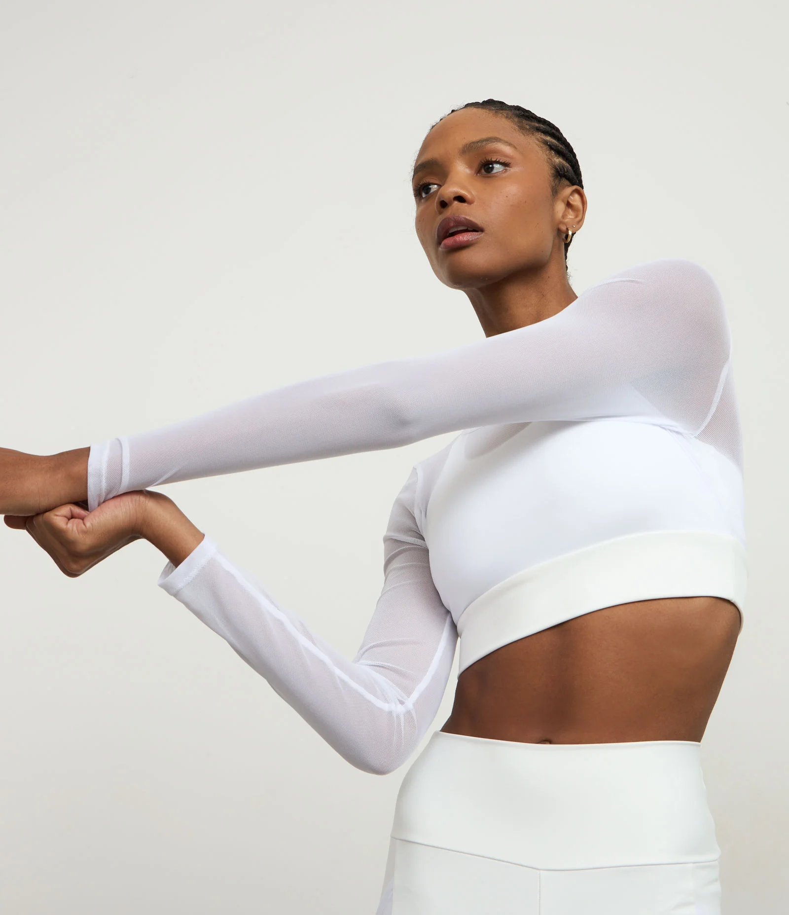 Top Feminino Esportivo com Bojo em Microfibra e Sobreposição em Tule Branco 1