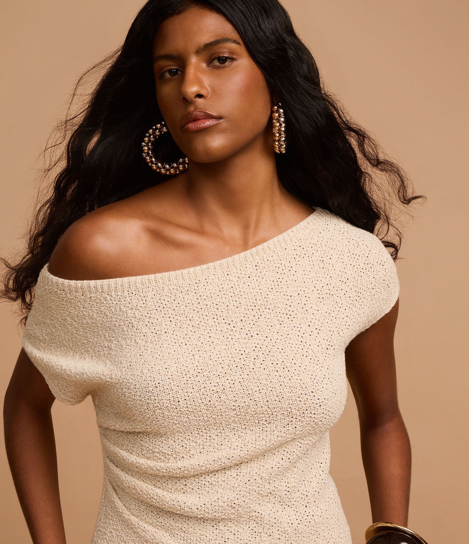 Blusa Texturizada em Tricô com Decote Assimétrico Bege 6