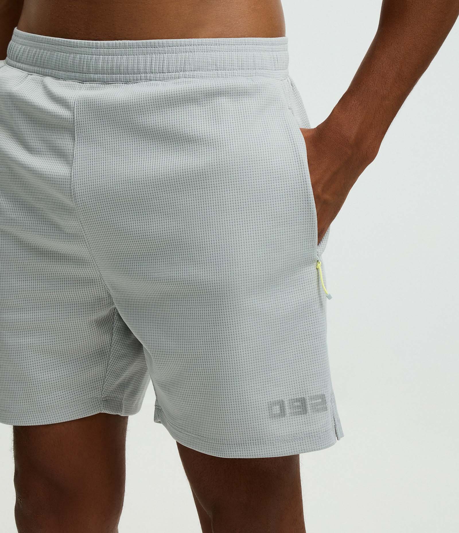 Bermuda Esportiva com Cós Elástico Cinza 3