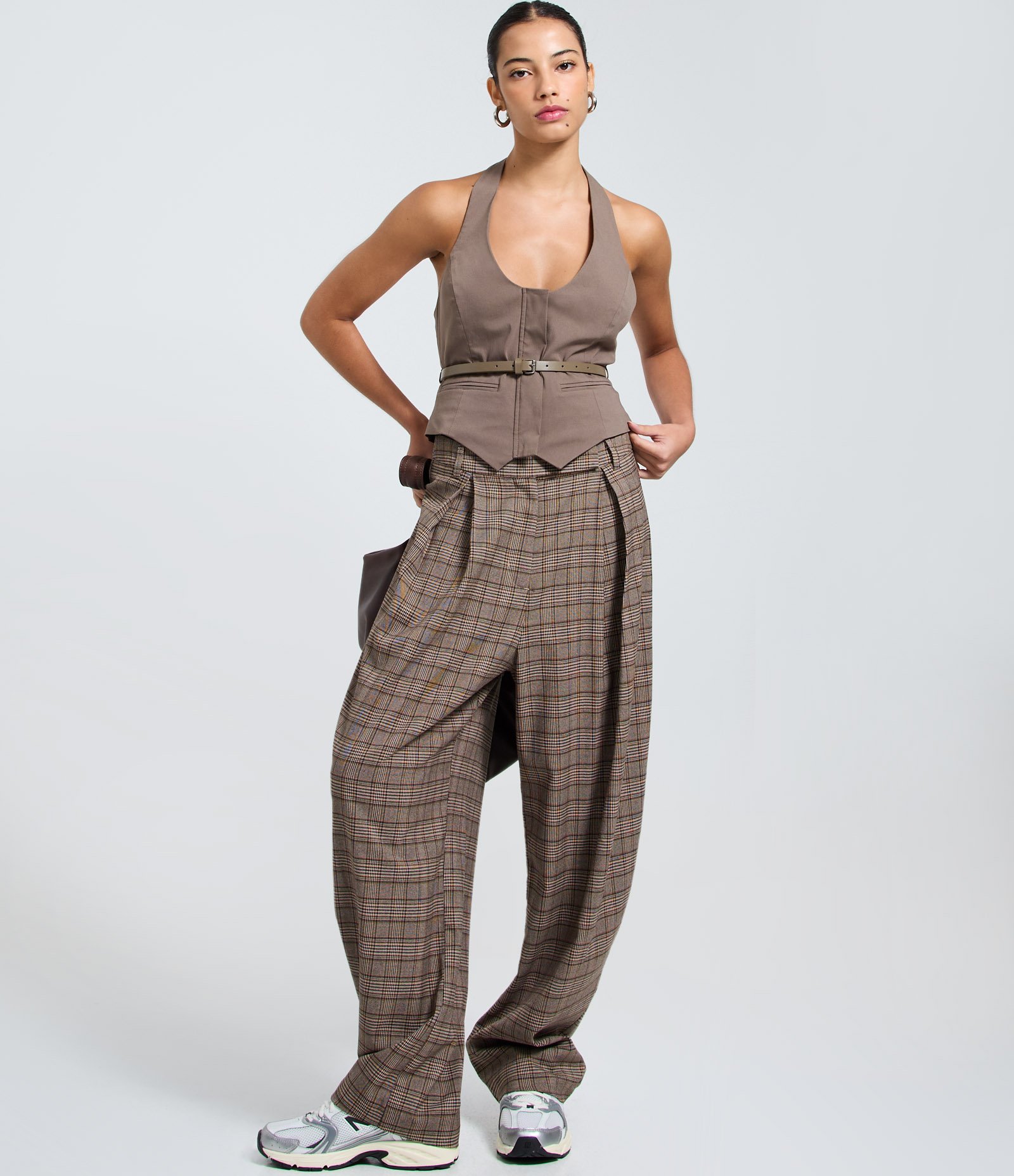 Colete em Alfaiataria Frente Única com Cinto Marrom 2