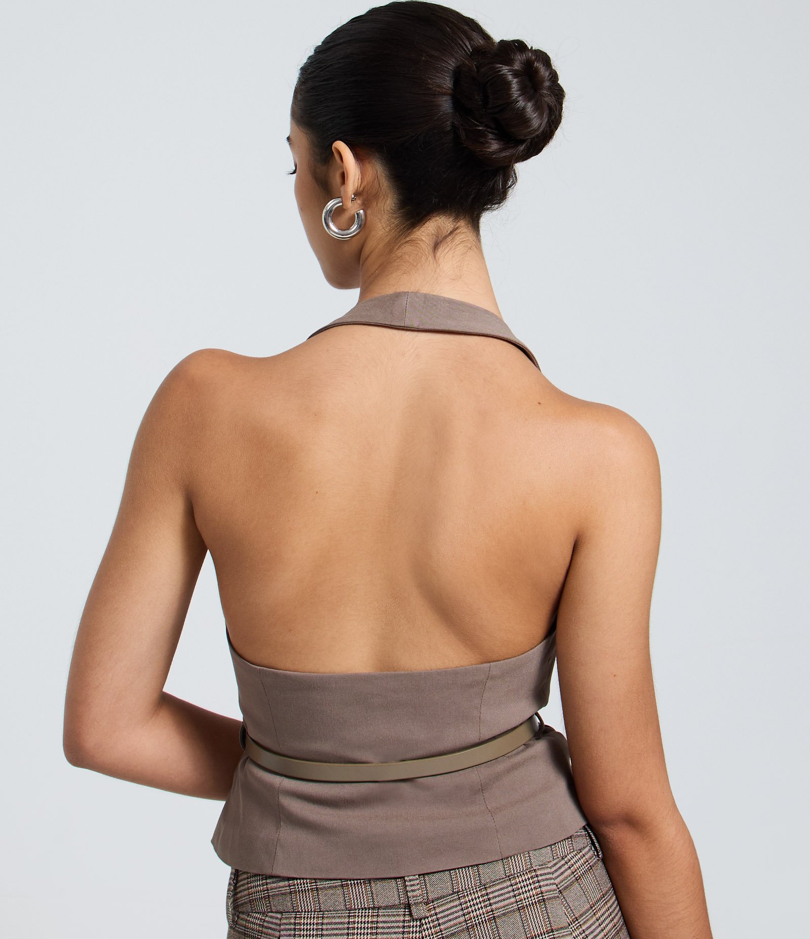 Colete em Alfaiataria Frente Única com Cinto Marrom 4