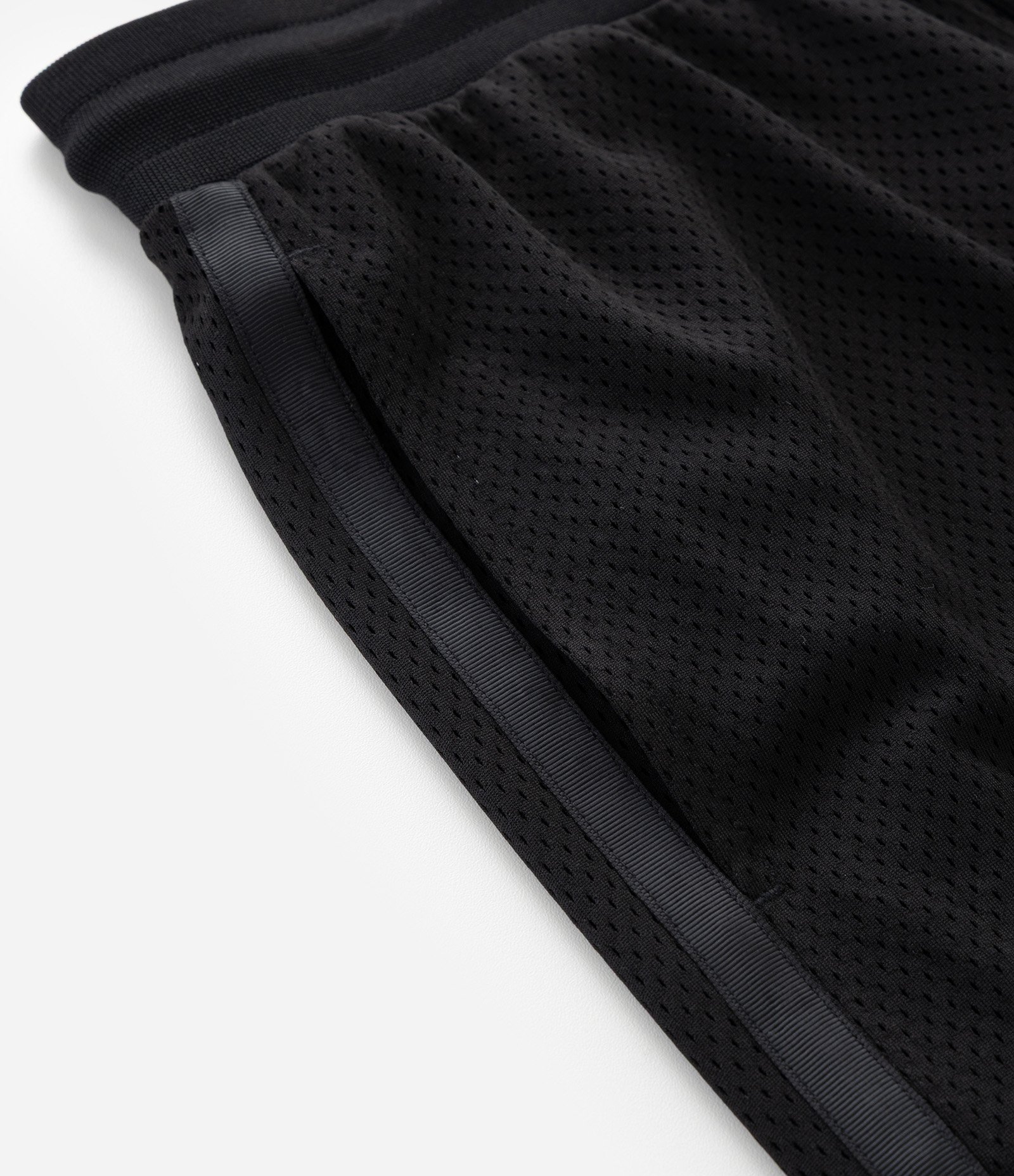 Bermuda em Tecnologia Dry Lisa com Fita na Barra e Lateral Preto 8