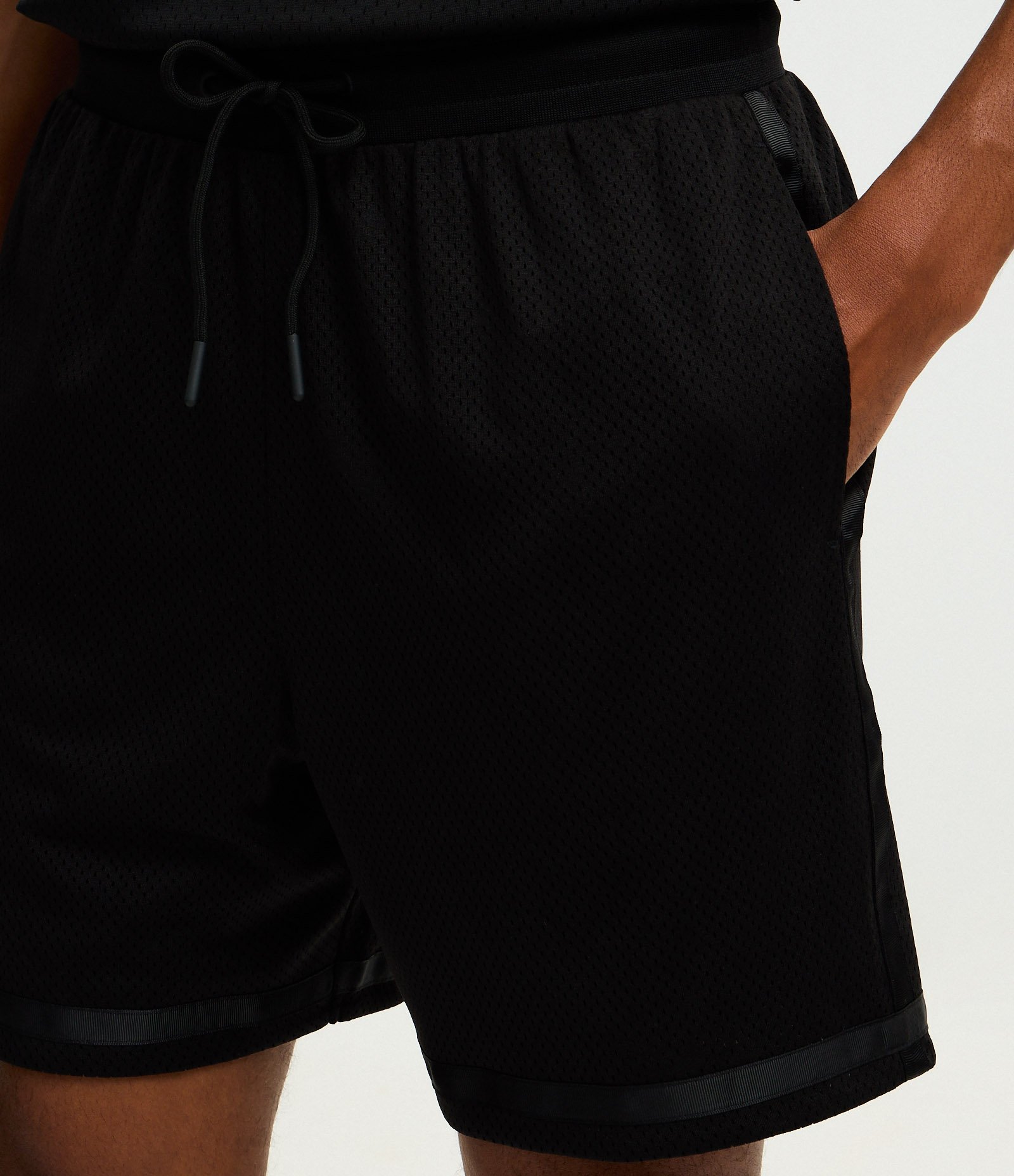 Bermuda em Tecnologia Dry Lisa com Fita na Barra e Lateral Preto 3
