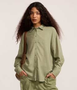 Camisa em Viscolinho com Manga Longa e Abotoamento