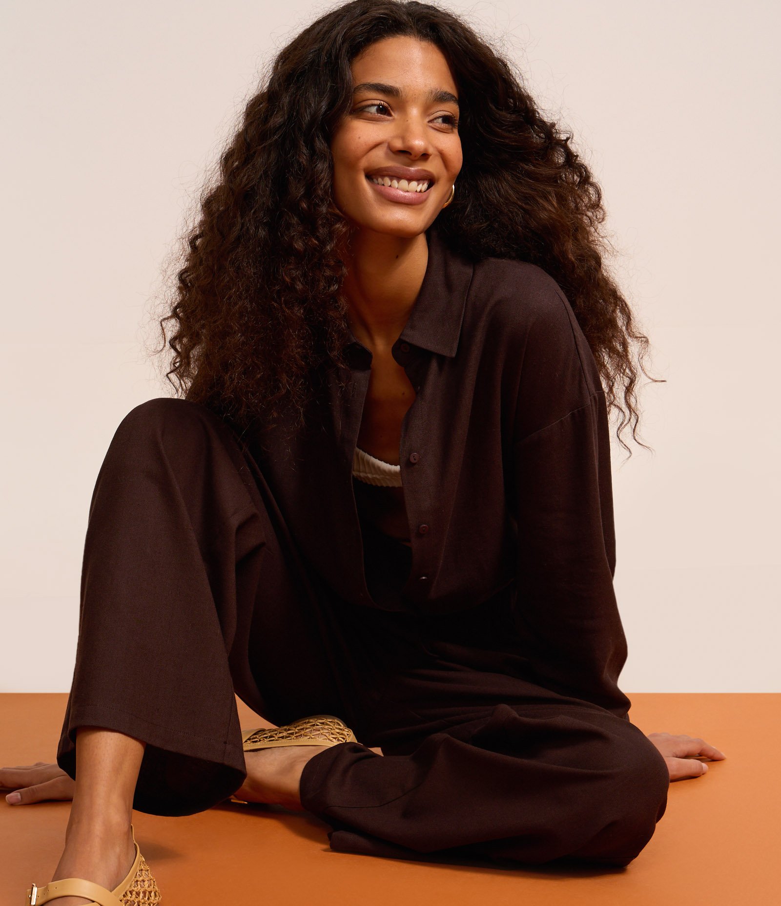 Camisa em Viscolinho com Manga Longa e Abotoamento Marrom Escuro 5