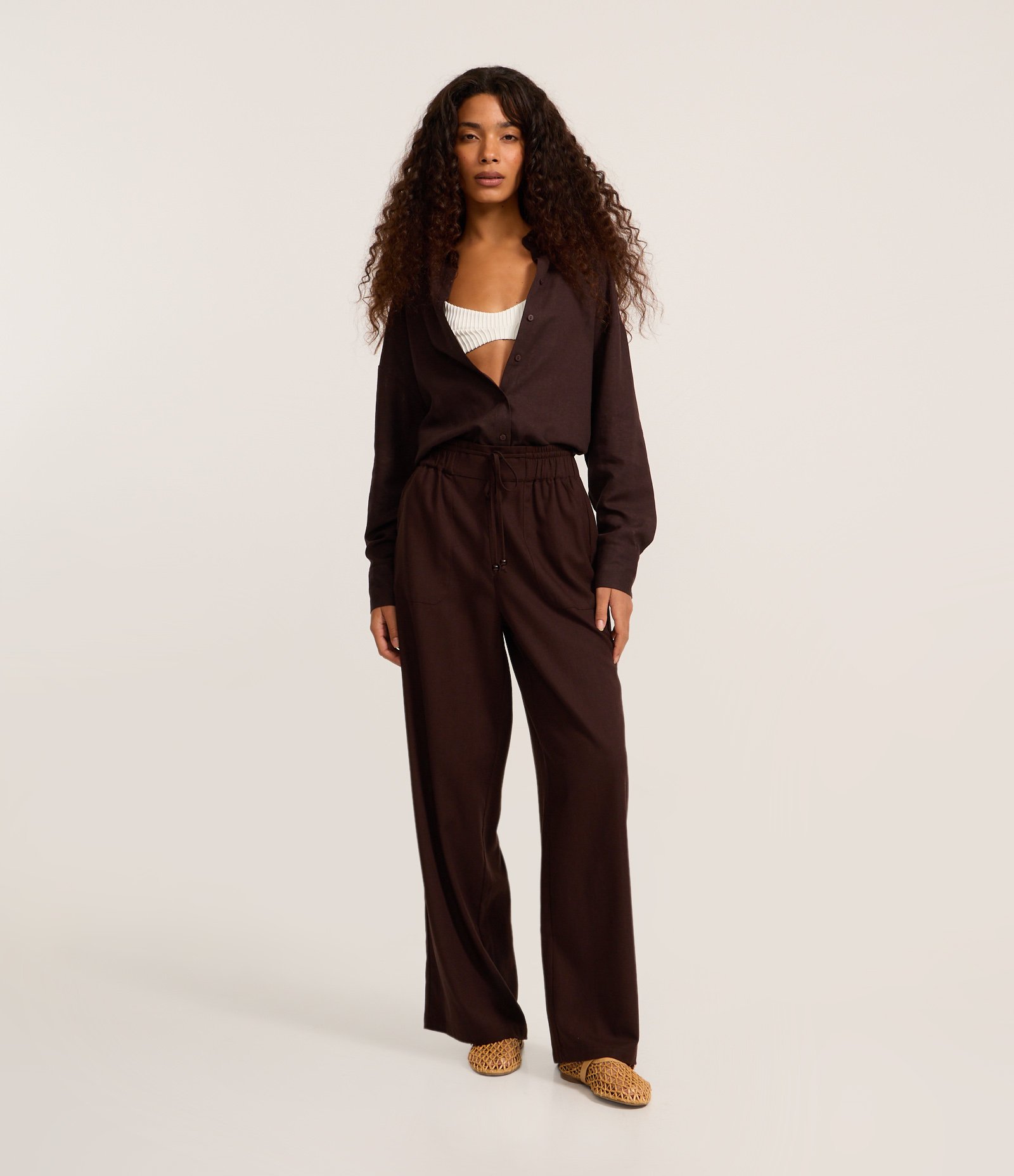 Camisa em Viscolinho com Manga Longa e Abotoamento Marrom Escuro 2