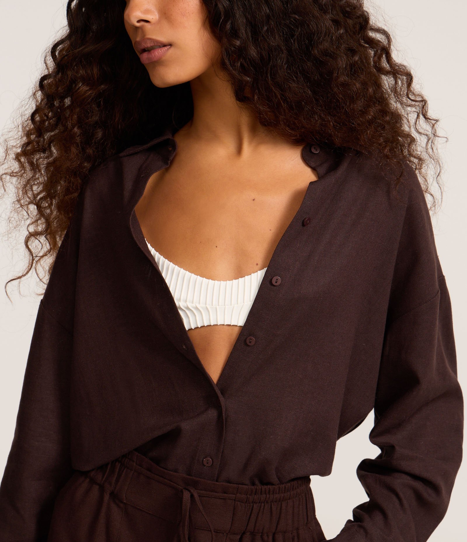 Camisa em Viscolinho com Manga Longa e Abotoamento Marrom Escuro 4